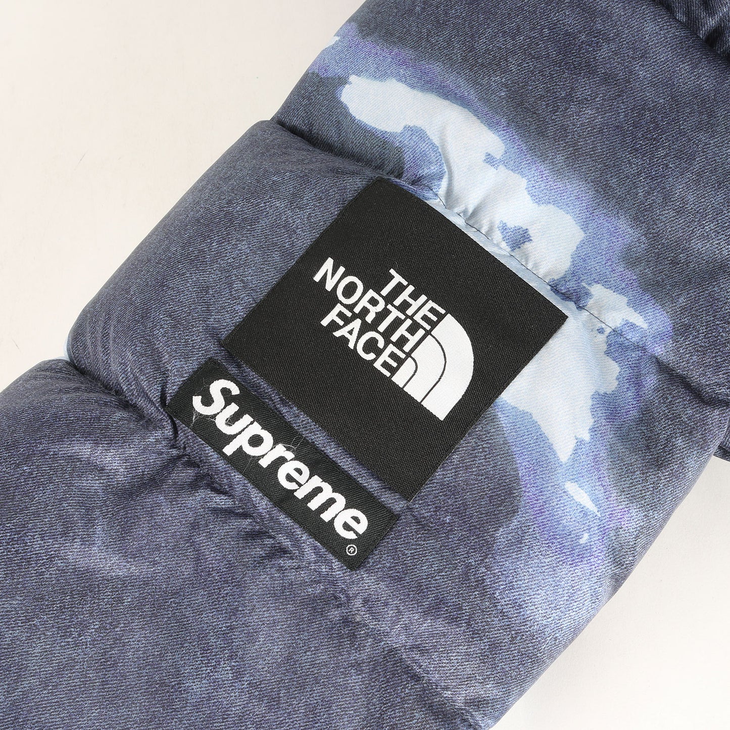 21AW ×THE NORTH FACE ブリーチド デニム プリント ヌプシ ダウンジャケット(Bleached Denim Print Nuptse Jacket)
