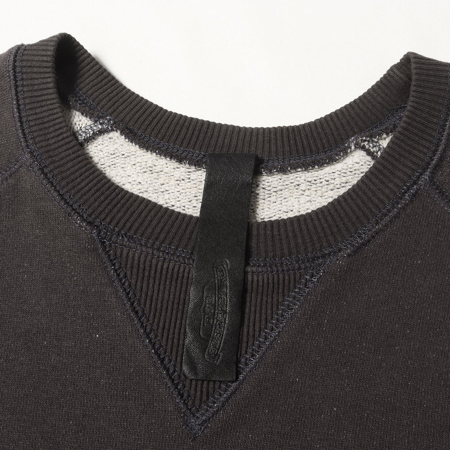 近年モデル Y Not ダガー刺繍 クルーネック スウェット(YNOT Vertical Logo Embroidery Sweat Shirt)