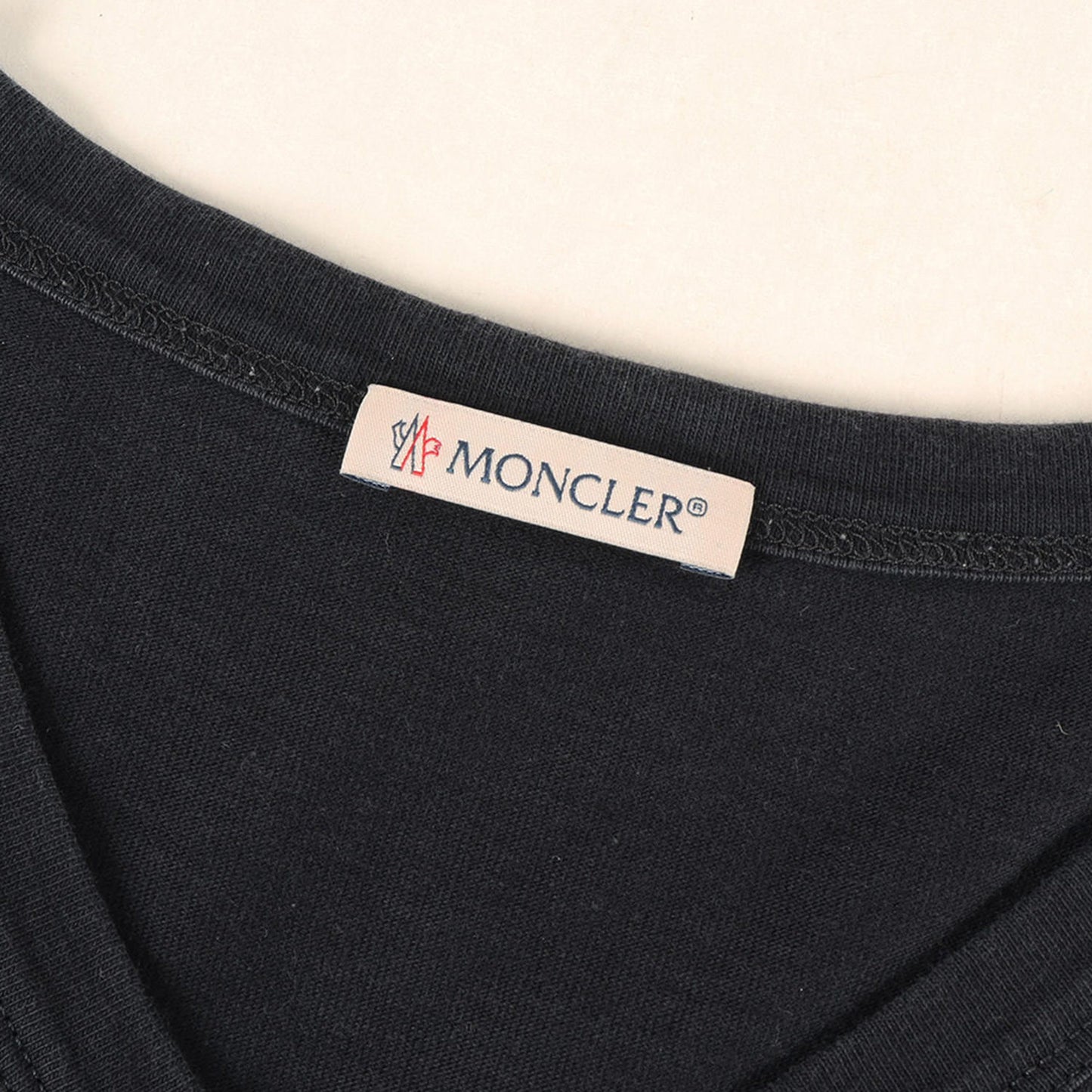 ロゴワッペン Vネック Tシャツ(MAGLIA SCOLLO A V)