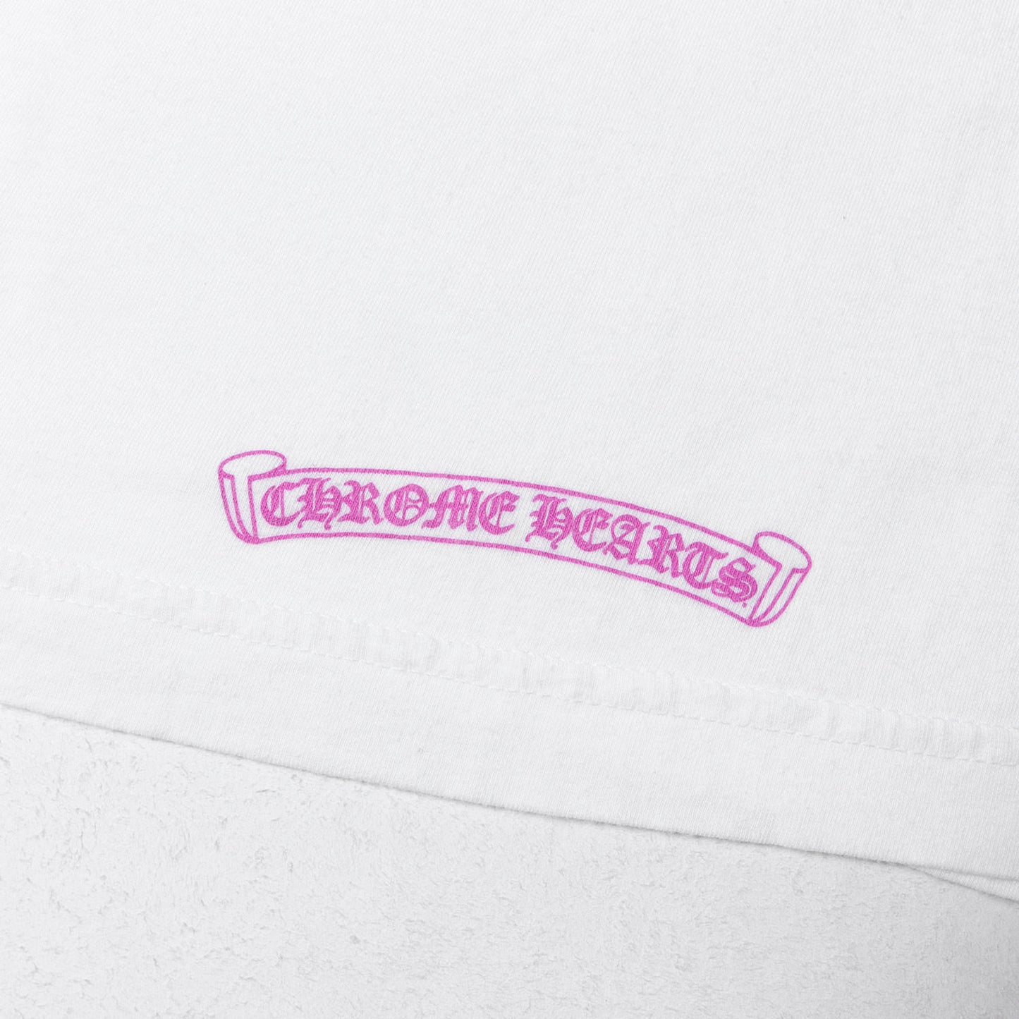 近年モデル ネック ブランドロゴ ポケット Tシャツ