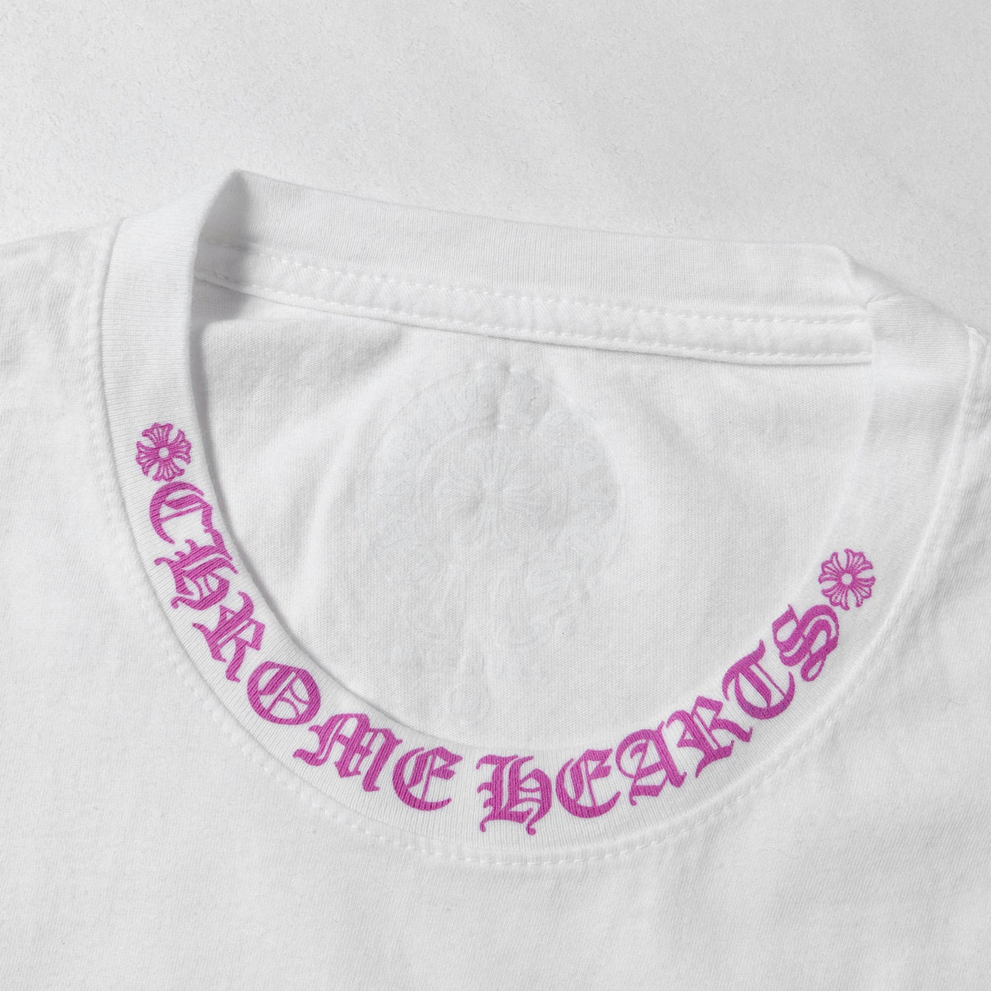近年モデル ネック ブランドロゴ ポケット Tシャツ
