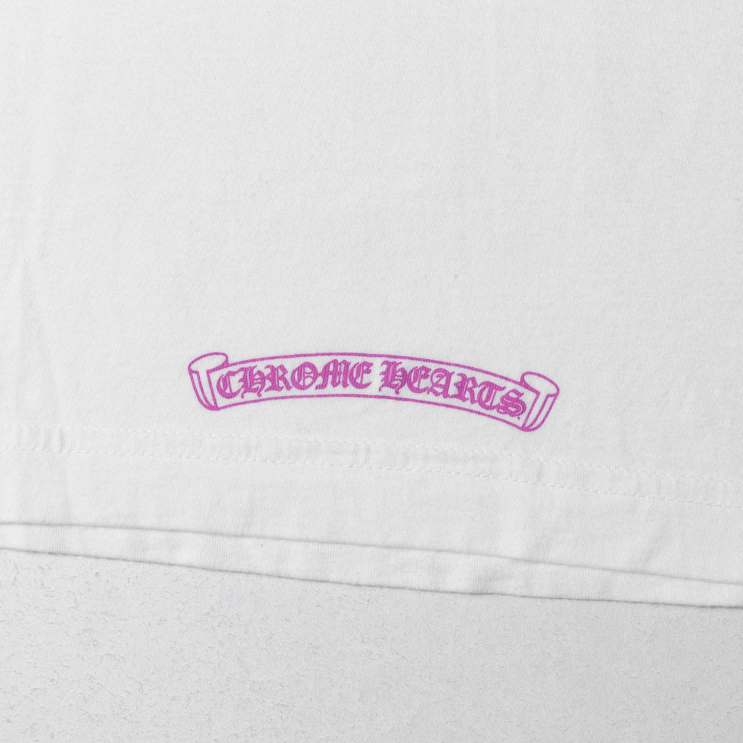 近年モデル ネック ブランドロゴ ポケット Tシャツ