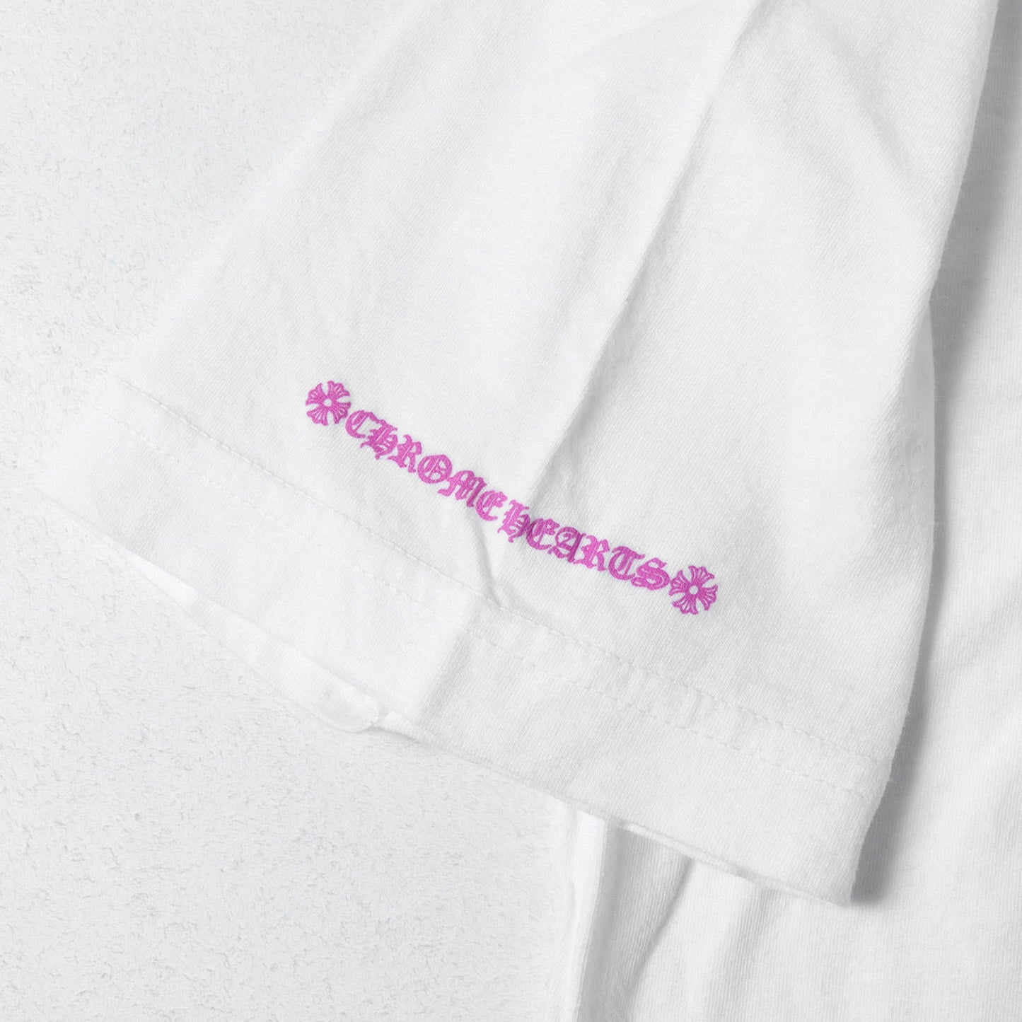 近年モデル ネック ブランドロゴ ポケット Tシャツ