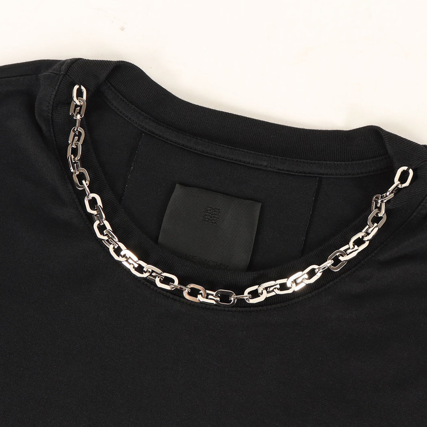近年モデル チェーン付き クルーネック Tシャツ(CLASSIC FIT)
