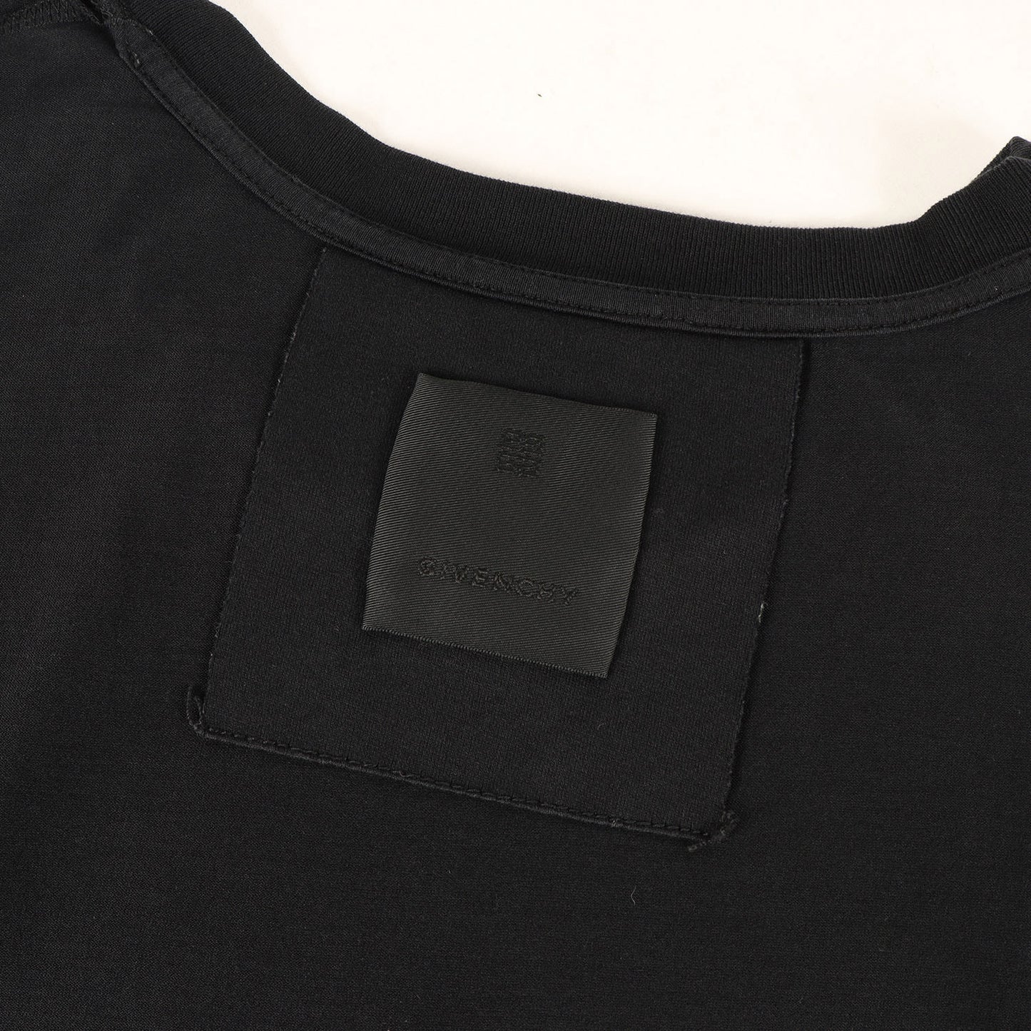 近年モデル チェーン付き クルーネック Tシャツ(CLASSIC FIT)