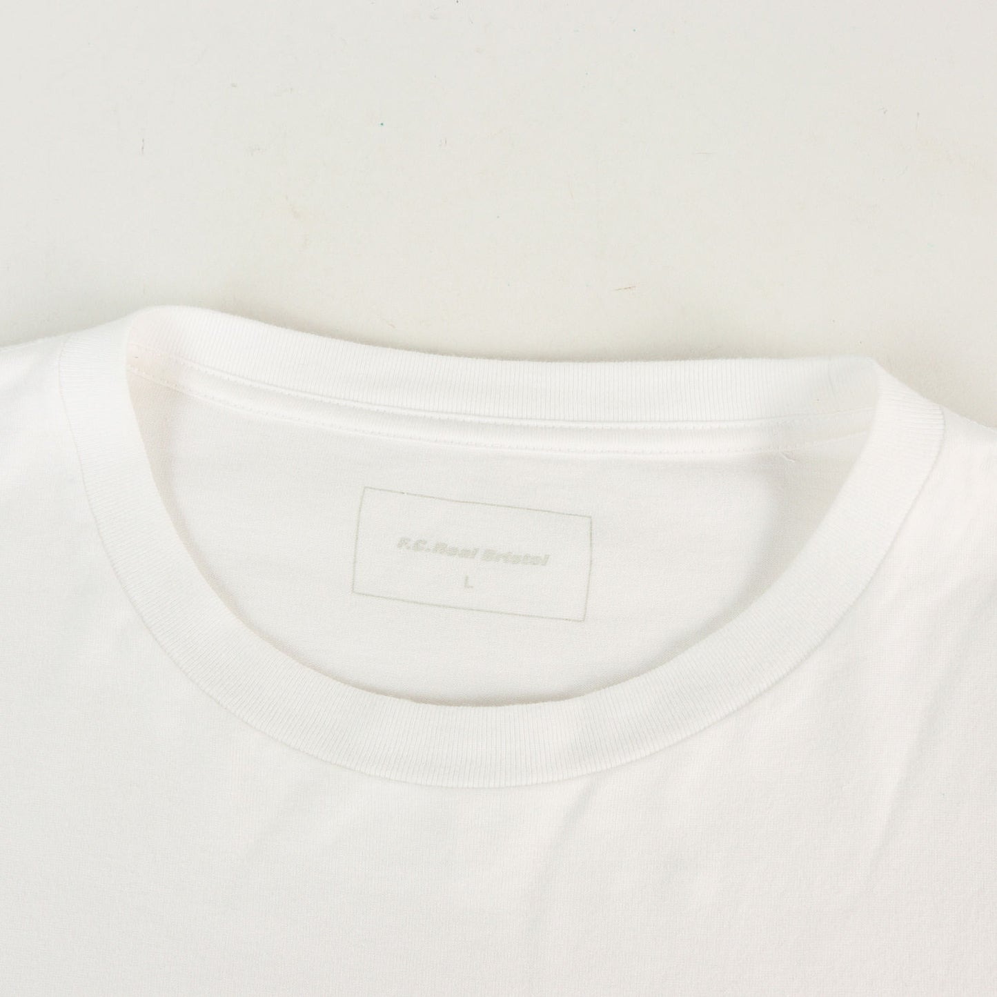 エンブレム クルーネック Tシャツ(EMBLEM TEE)