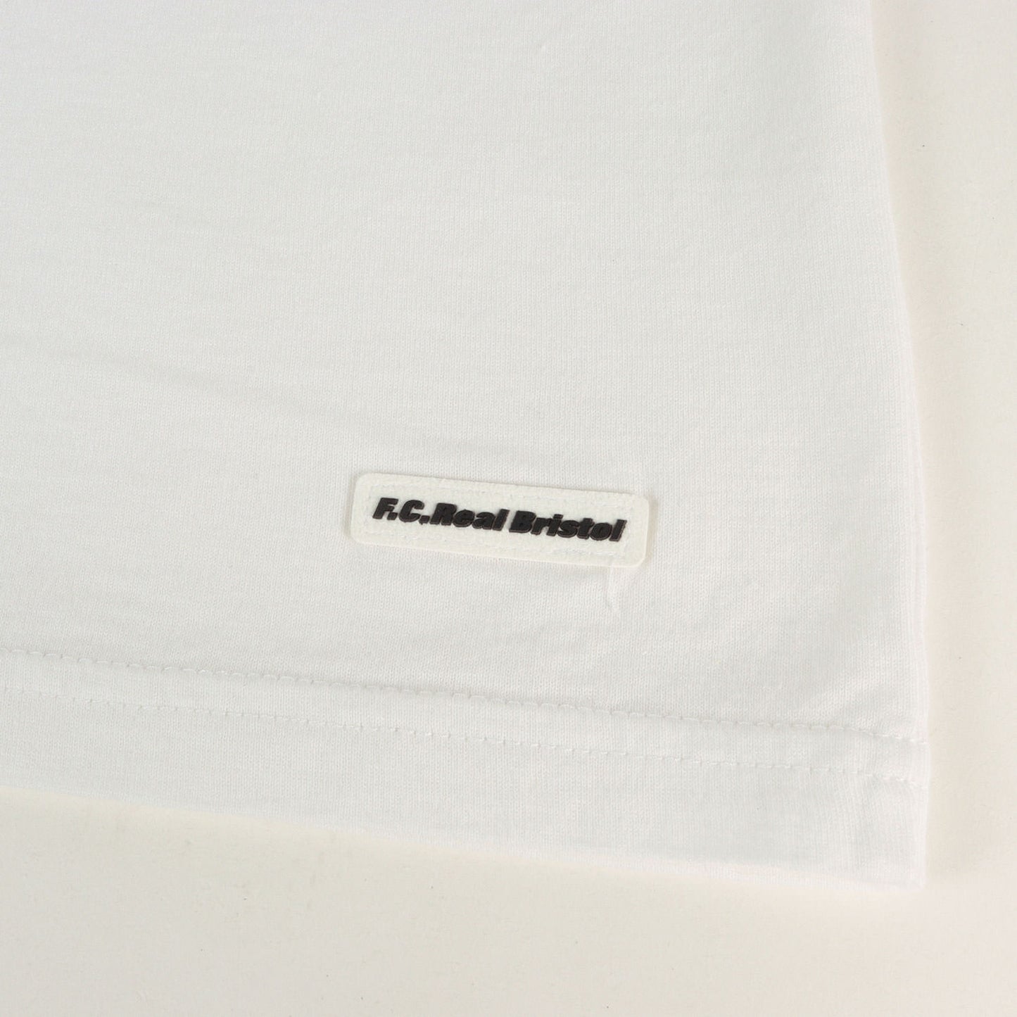 エンブレム クルーネック Tシャツ(EMBLEM TEE)