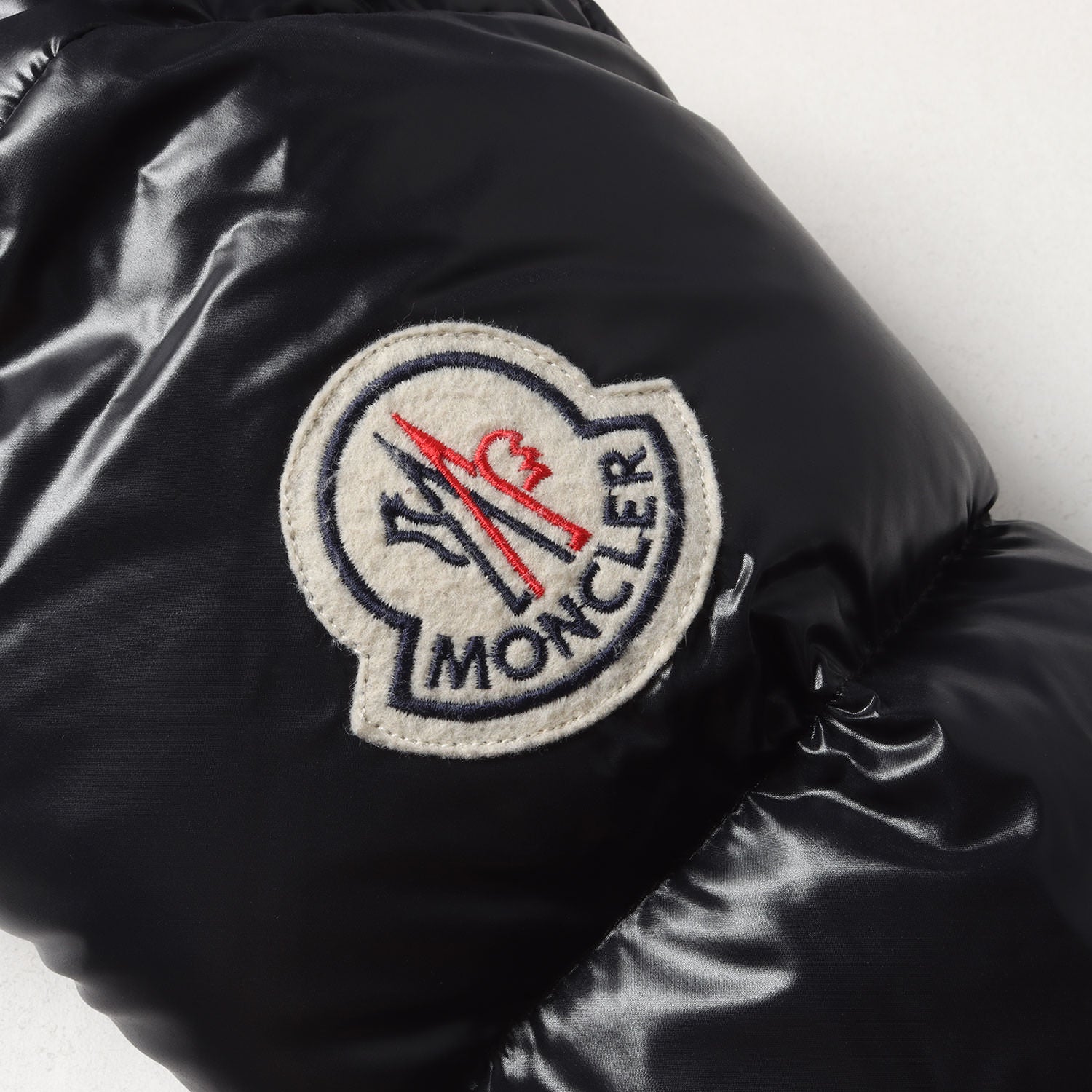 MONCLER (モンクレール) シャイニーナイロン ダウンジャケット (EVEREST 41310/50/68950) / エベレスト -  ブランド古着の通販・買取 | BEEGLE by Boo-Bee