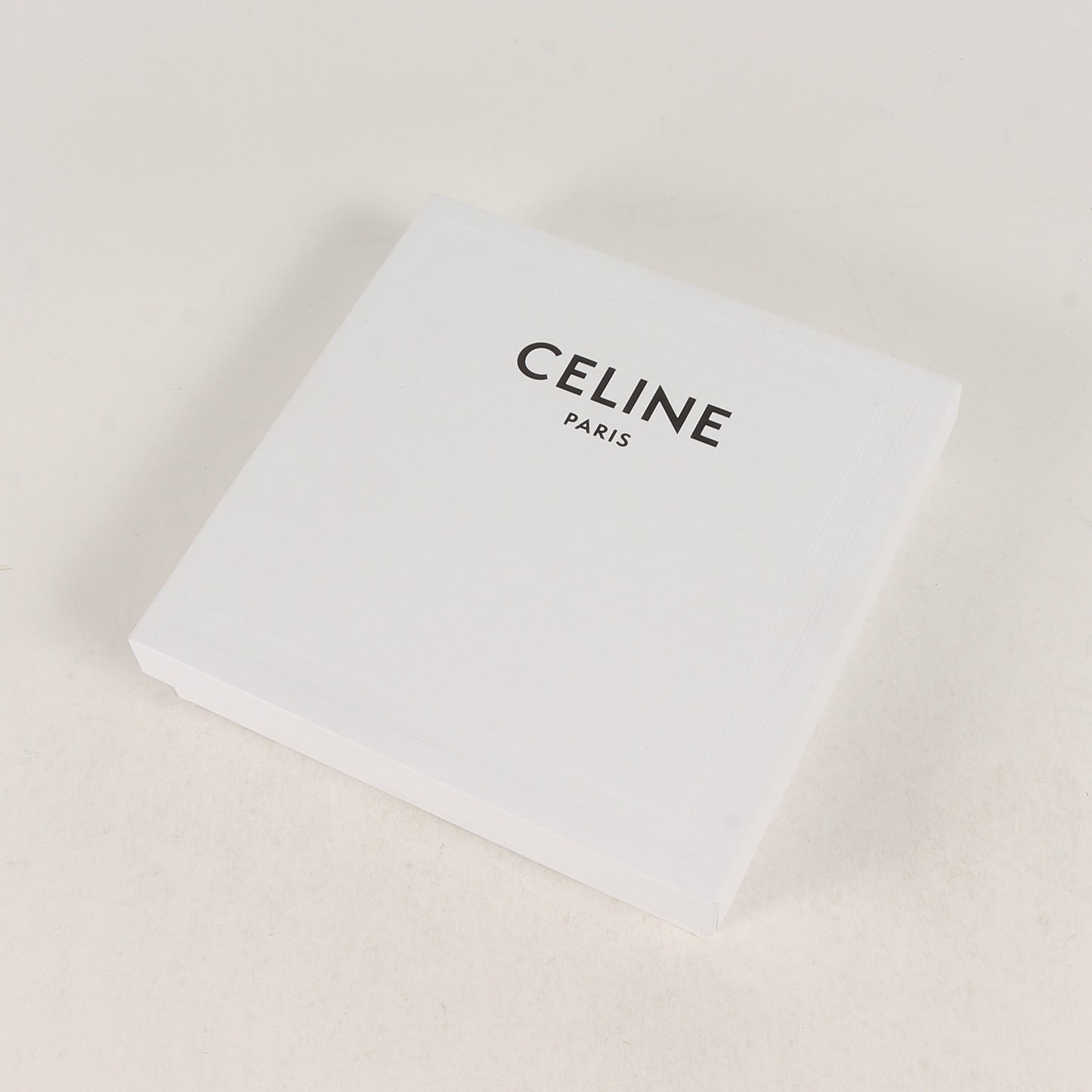 キーリング付き トリオンフ レザー コインケース (COIN AND CARD POUCH CUIR TRIOMPHE IN SMOOTH CALFSKIN TAN) / ポーチ カード