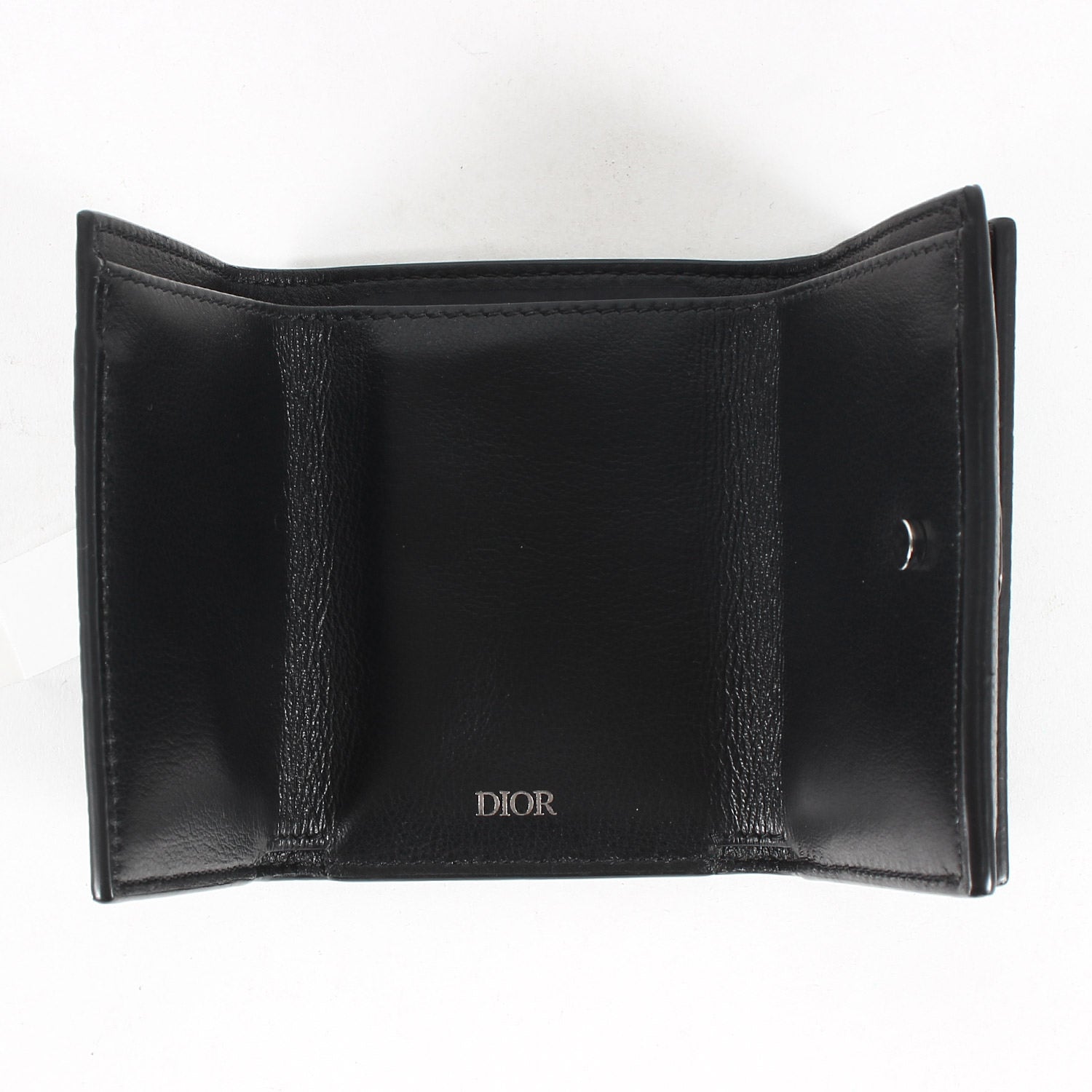 Dior HOMME (ディオールオム) 現行モデル CD ICON スリーフォールド コンパクト ウォレット (2ESBC110CDI_H00N)  / 三つ折り 財布 スモール – ブランド古着の通販・買取 | BEEGLE by Boo-Bee