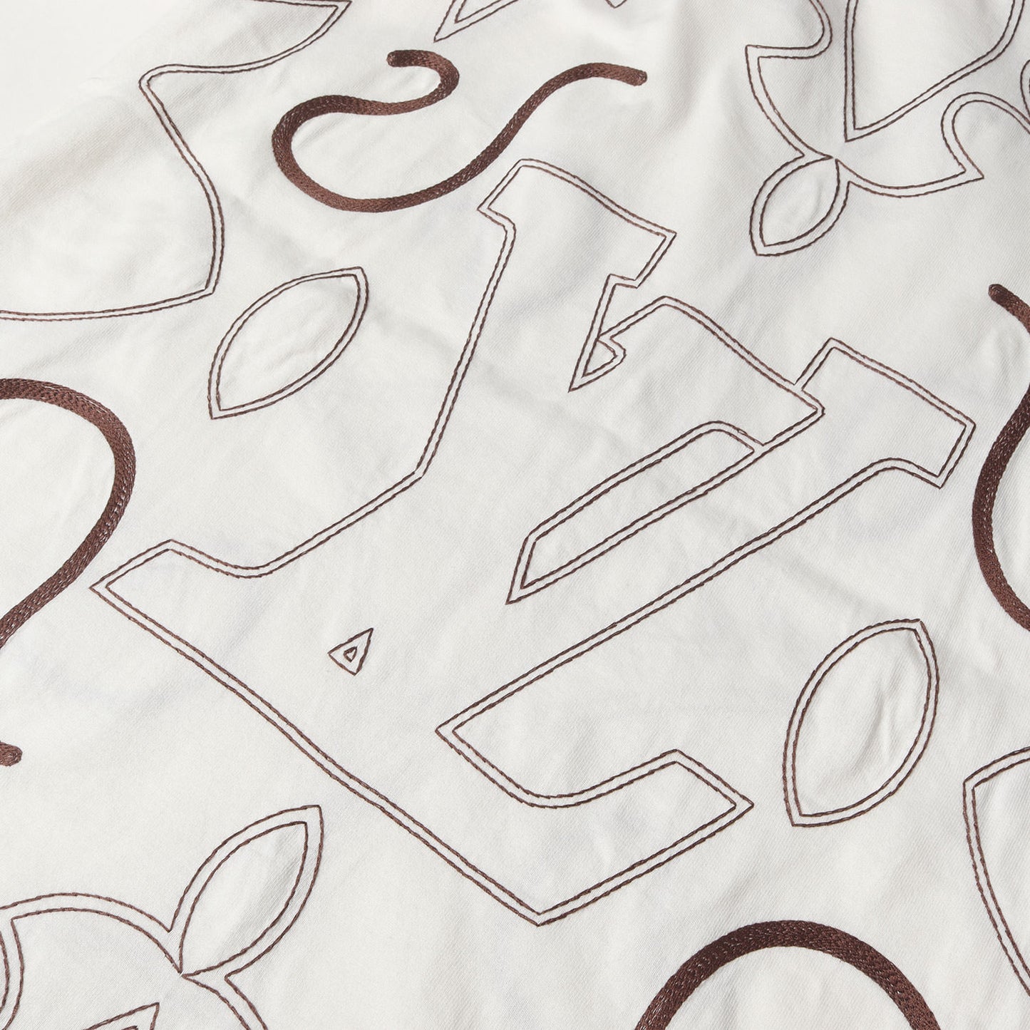 24AW LV アラベスク モチーフ ロゴ 刺繍 Tシャツ (1AFWVN)