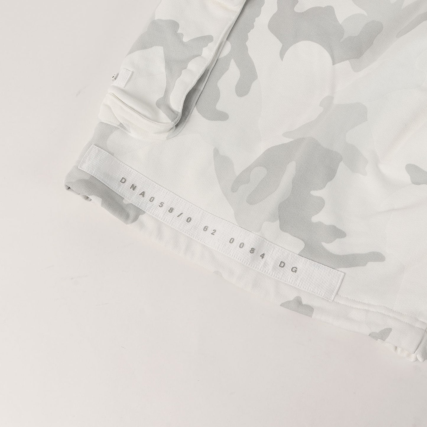 22SS ツータック カモ カーゴ ショート パンツ (Jersey jogging shorts with logo tag)