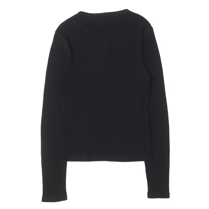 現行モデル ワンポイント トリオンフ刺繍 ヘンリーネック カットソー (long sleeved t-shirt IN RIBBED COTTON JERSEY)