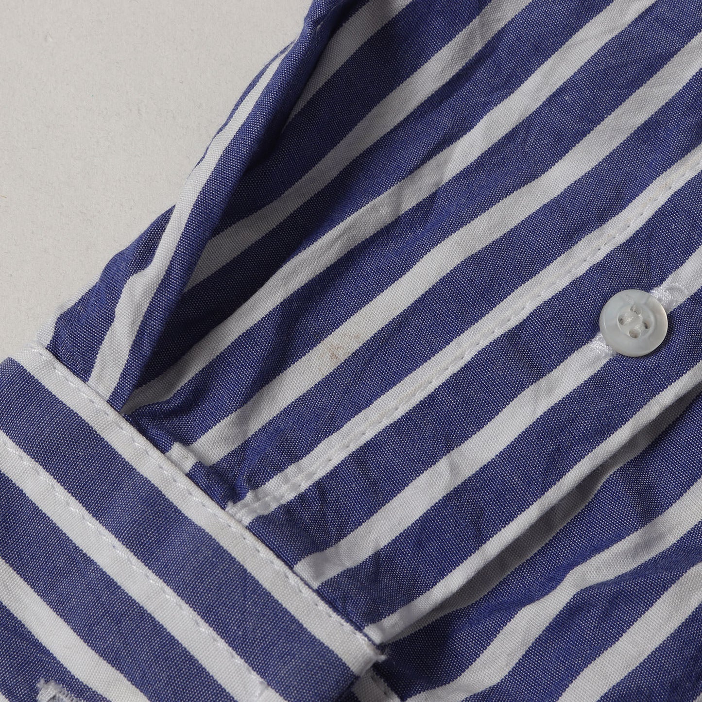 ブランドロゴ刺繍 腰巻き ストライプ オーバーサイズ ボタンシャツ (Crinkle Stripe Poplin Knotted Shirt)