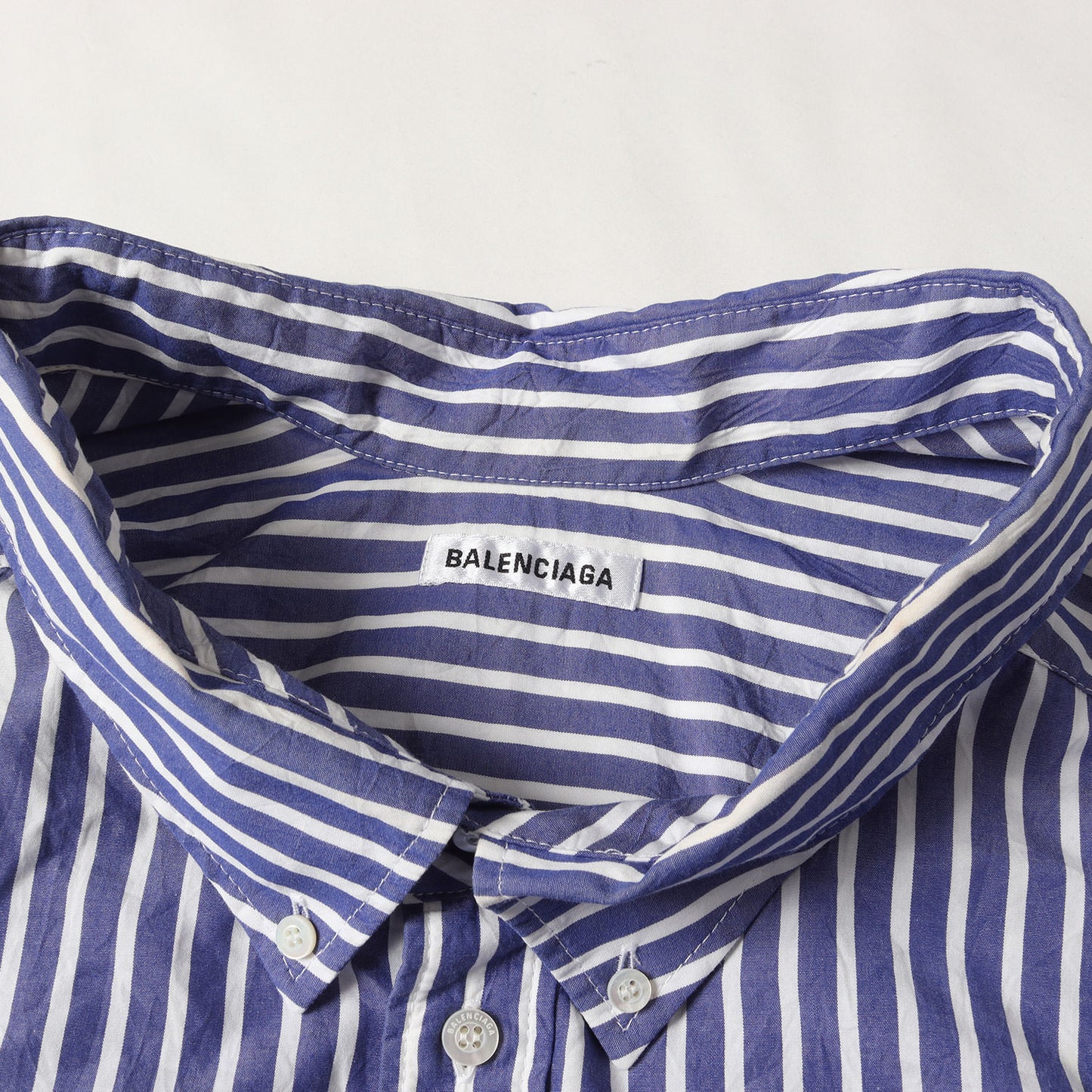 ブランドロゴ刺繍 腰巻き ストライプ オーバーサイズ ボタンシャツ (Crinkle Stripe Poplin Knotted Shirt)