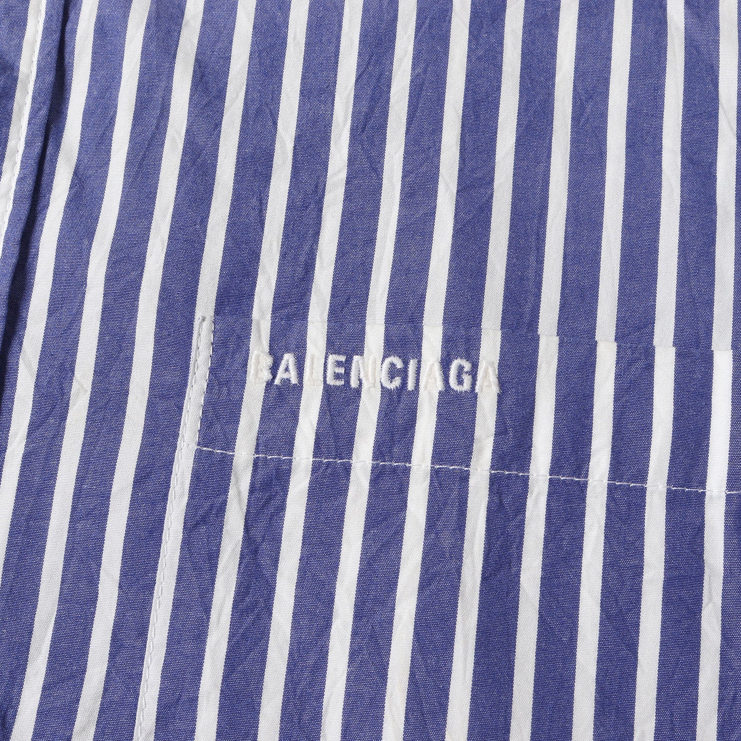 ブランドロゴ刺繍 腰巻き ストライプ オーバーサイズ ボタンシャツ (Crinkle Stripe Poplin Knotted Shirt)