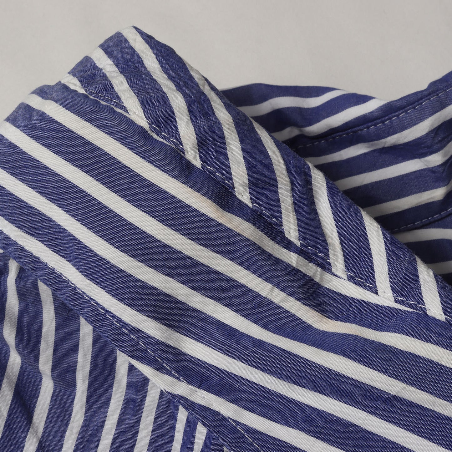 ブランドロゴ刺繍 腰巻き ストライプ オーバーサイズ ボタンシャツ (Crinkle Stripe Poplin Knotted Shirt)