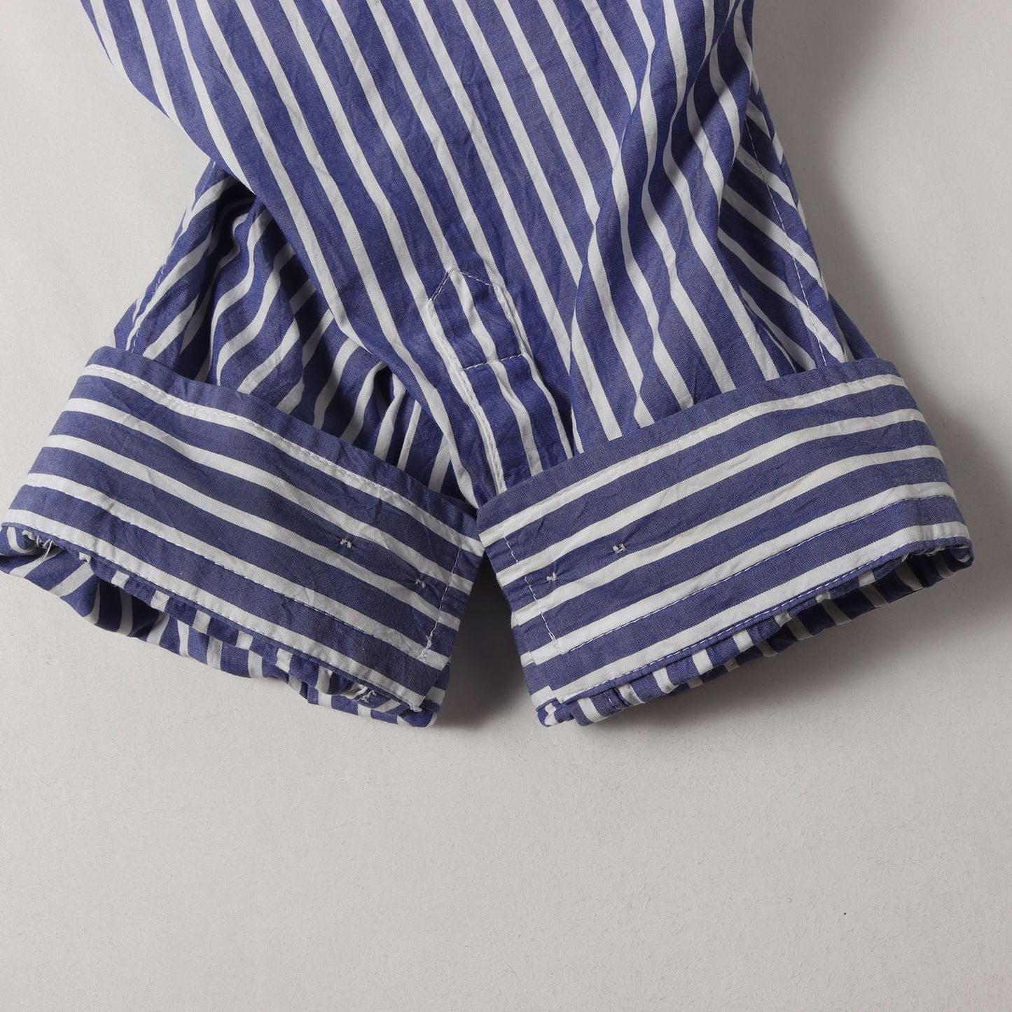 ブランドロゴ刺繍 腰巻き ストライプ オーバーサイズ ボタンシャツ (Crinkle Stripe Poplin Knotted Shirt)
