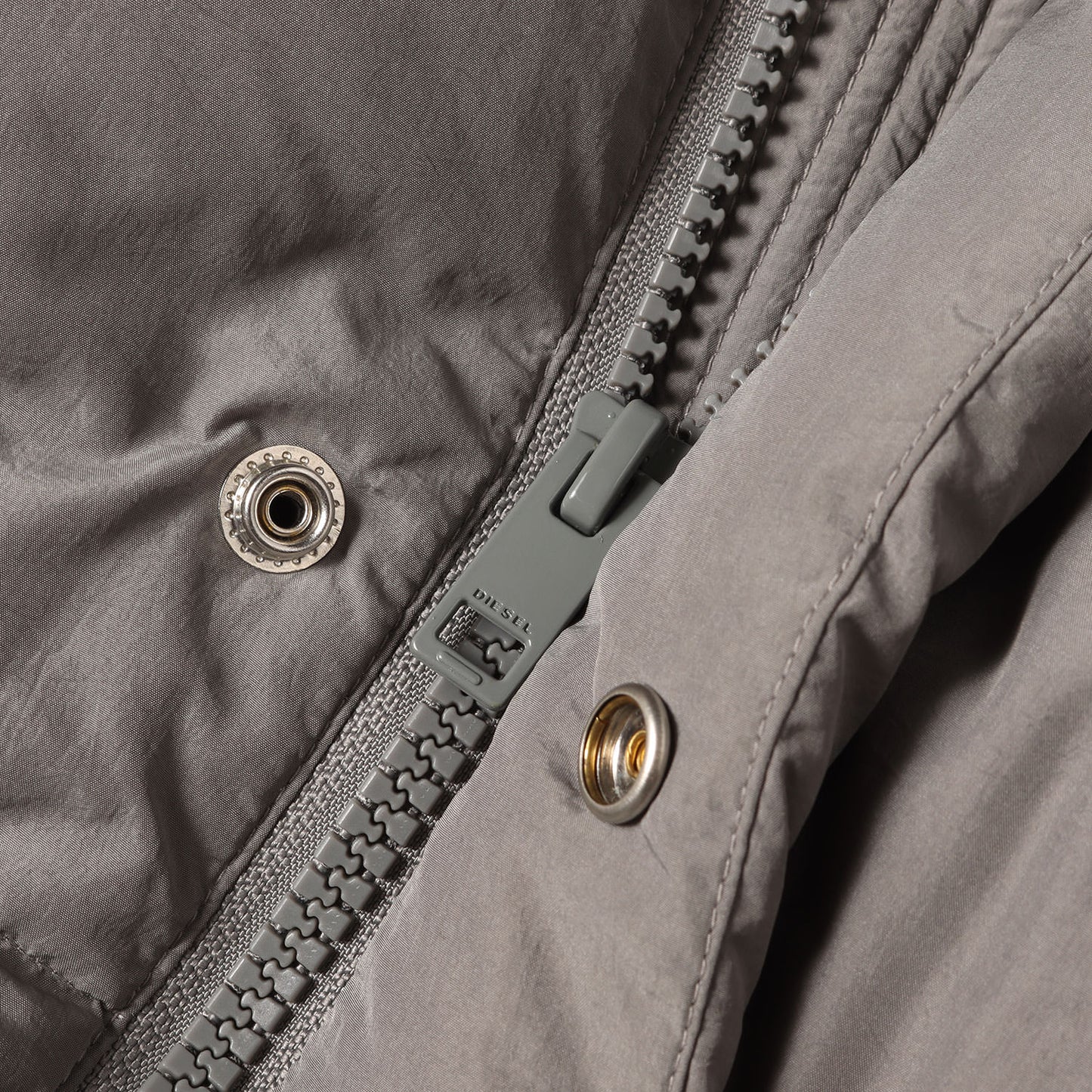 オーバルDワッペン付き フーデッド ナイロン ダウンジャケット (W-ROLF-NW JACKET)