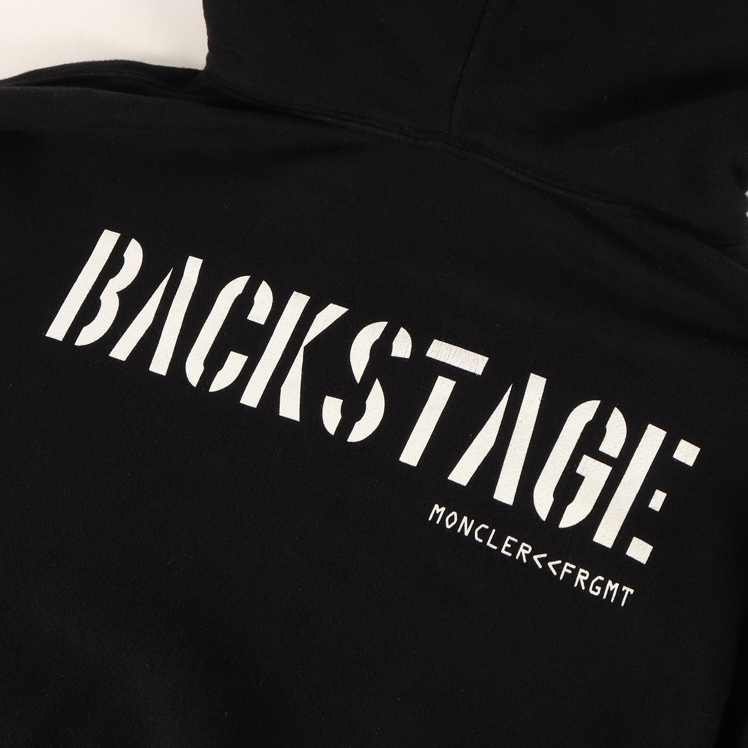 MONCLER モンクレール パーカー ブラック 黒 サイズ:XL | fragment design BACKSTAGE PASSロゴ スウェット パーカー (D209U8203050 809CB) | トップス フーディー コラボ【メンズ】【中古】 MONCLER (モンクレール) ×fragment design BACKSTAGE PASSロゴ