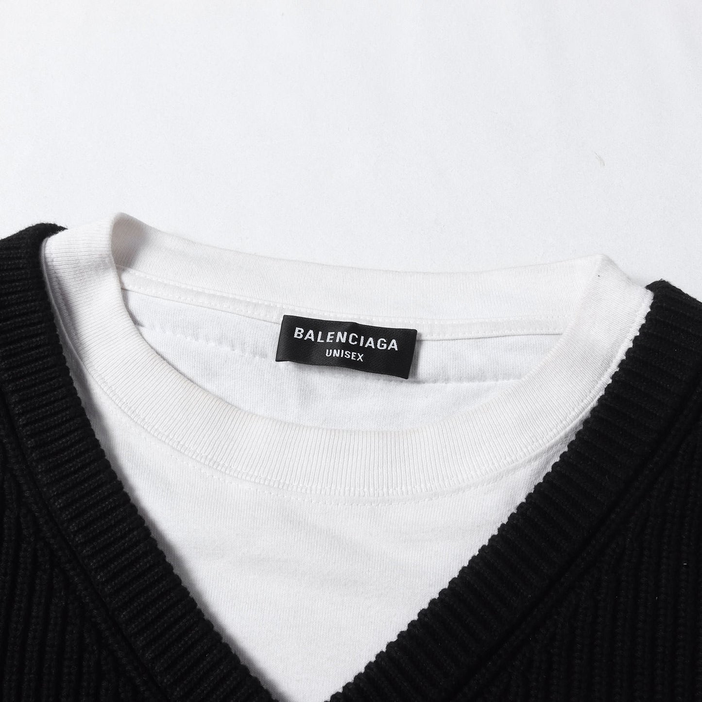 ラバーパッチ付き Tシャツ レイヤード Vネック コットン リブ ニット (Layered V-neck Sweater)