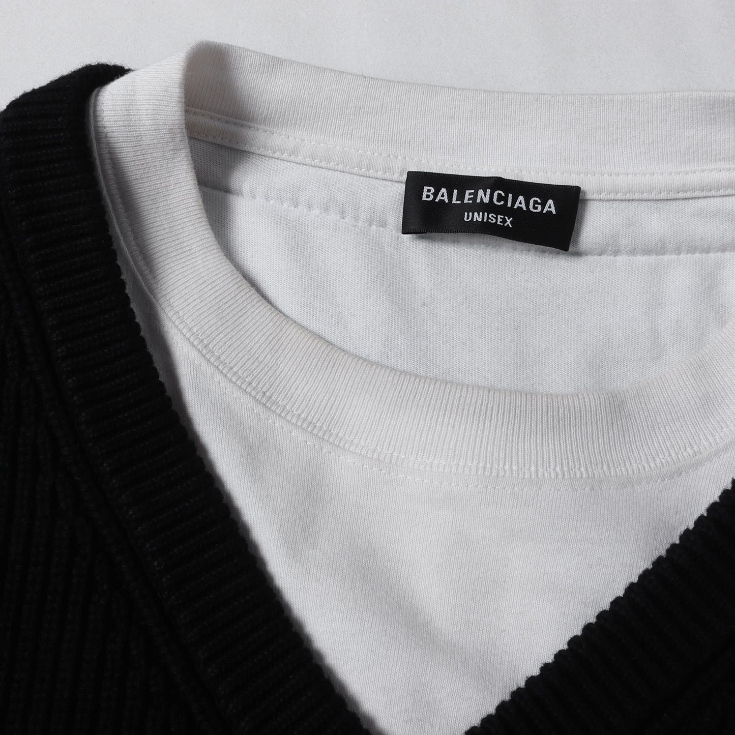 ラバーパッチ付き Tシャツ レイヤード Vネック コットン リブ ニット (Layered V-neck Sweater)