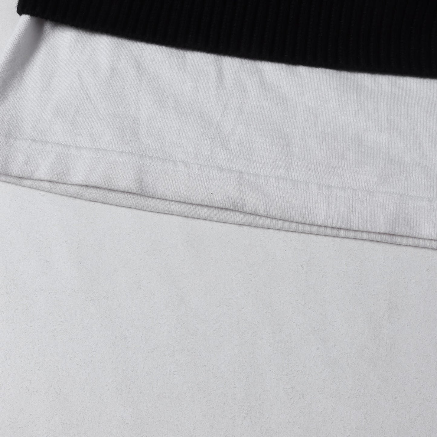ラバーパッチ付き Tシャツ レイヤード Vネック コットン リブ ニット (Layered V-neck Sweater)