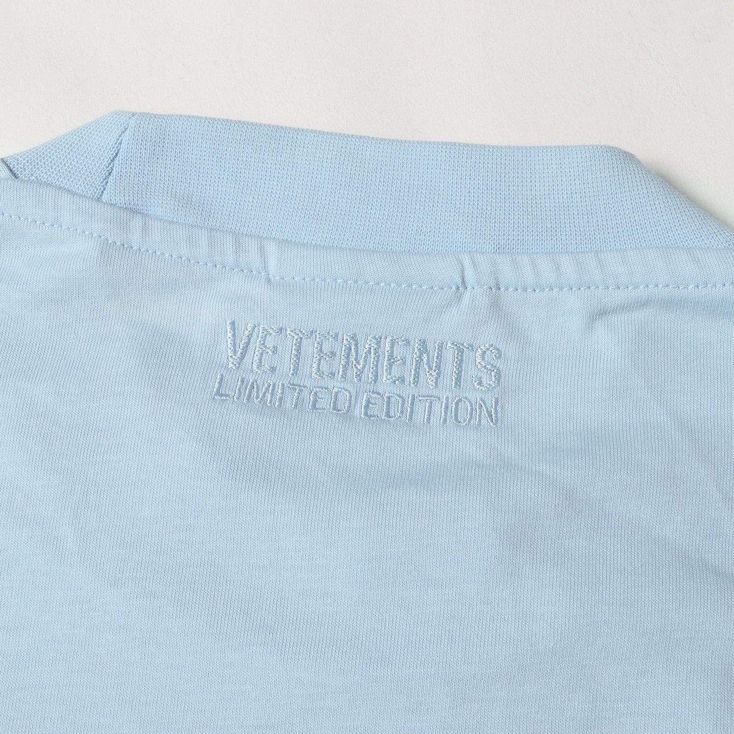 スモール ブランドロゴ オーバーサイズ Tシャツ (GVA72XX001)