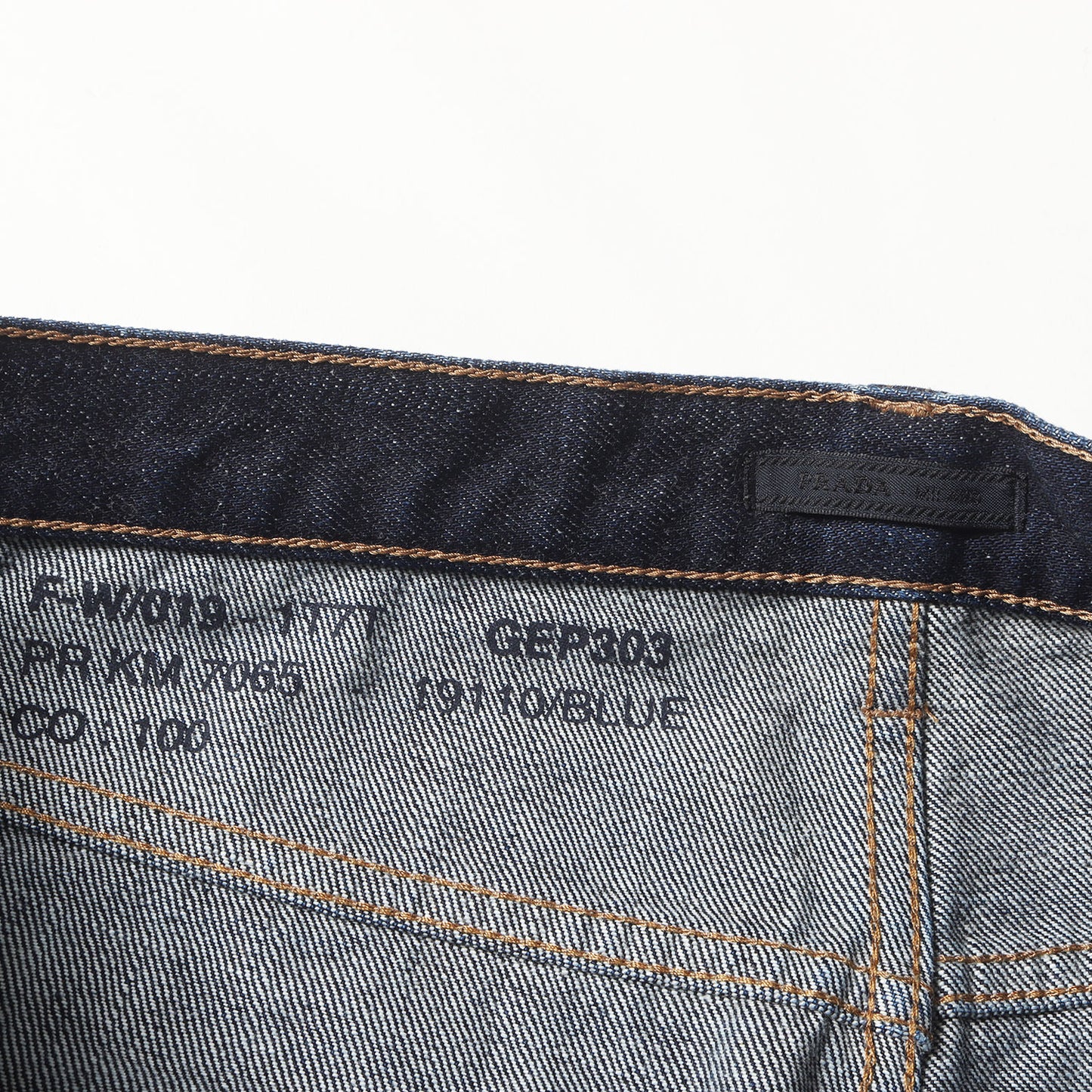 トライアングルロゴプレート付き 5ポケット テーパード リジッド デニムパンツ