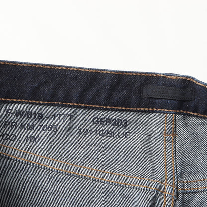 トライアングルロゴプレート付き 5ポケット テーパード リジッド デニムパンツ