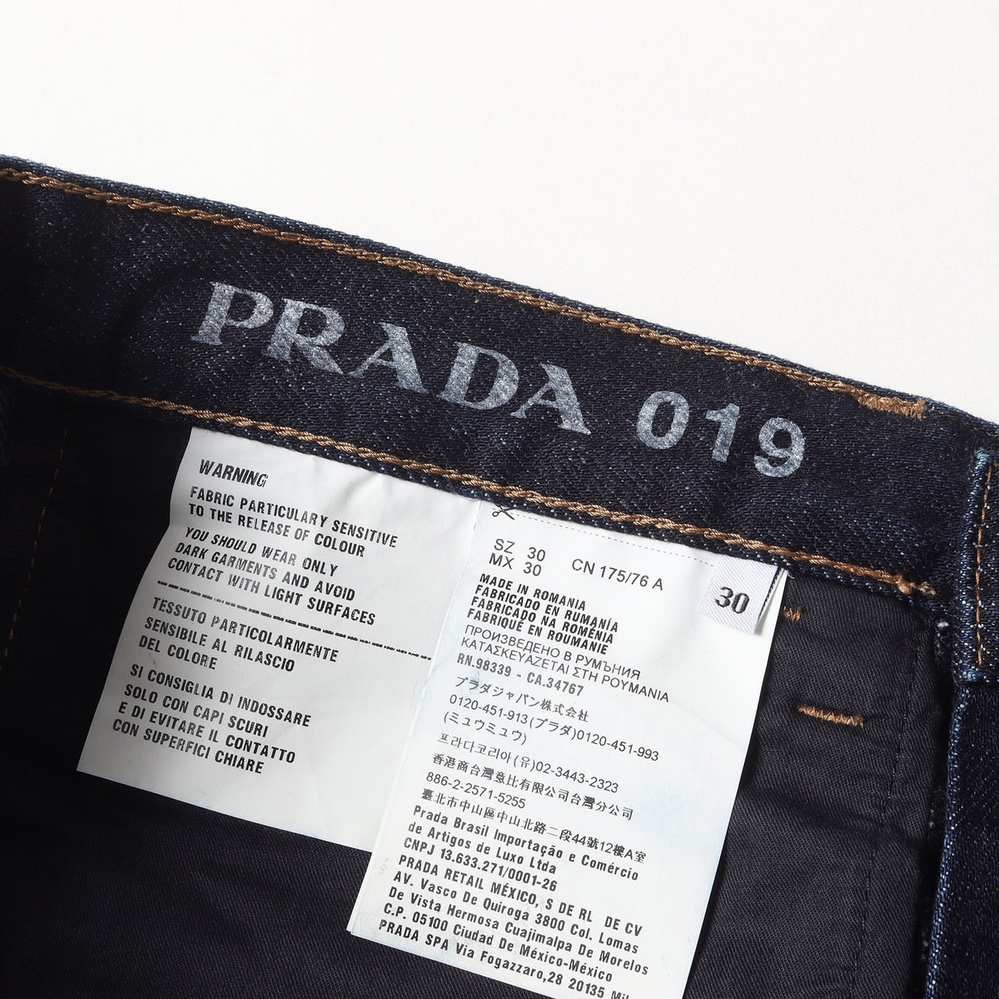 トライアングルロゴプレート付き 5ポケット テーパード リジッド デニムパンツ