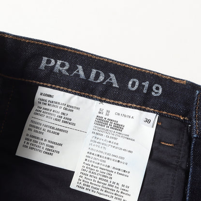 トライアングルロゴプレート付き 5ポケット テーパード リジッド デニムパンツ