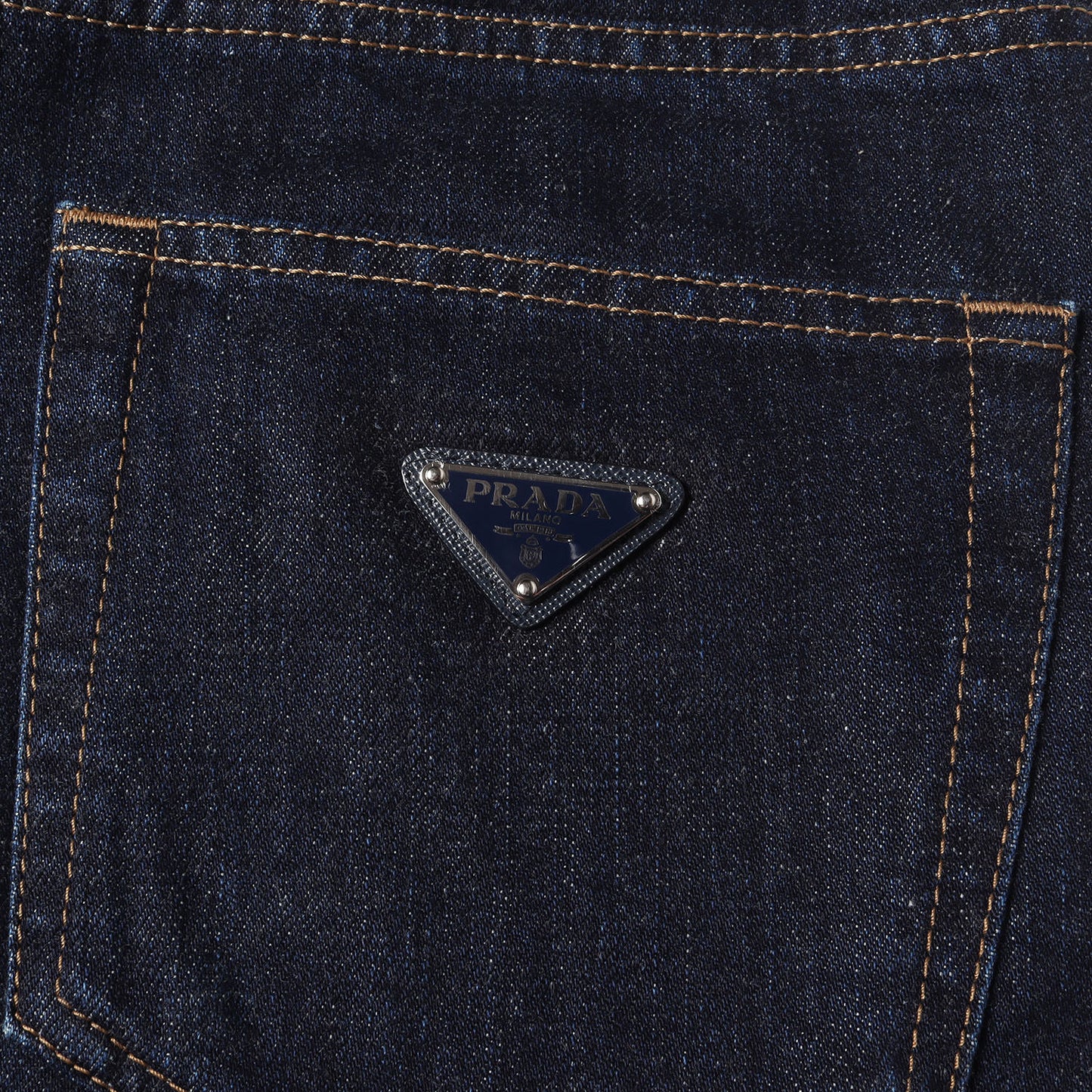 トライアングルロゴプレート付き 5ポケット テーパード リジッド デニムパンツ