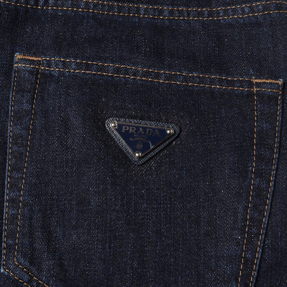 トライアングルロゴプレート付き 5ポケット テーパード リジッド デニムパンツ