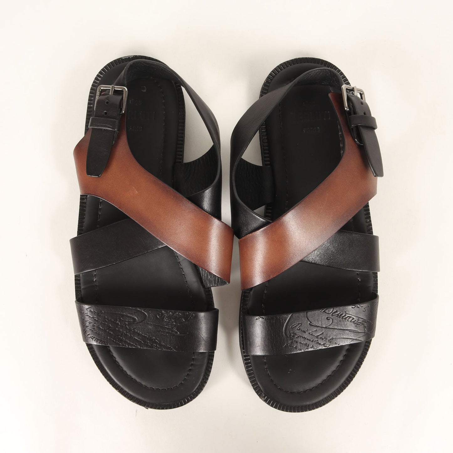 スクリット カリグラフィー レザー ストラップ サンダル (Shadow Sandal)