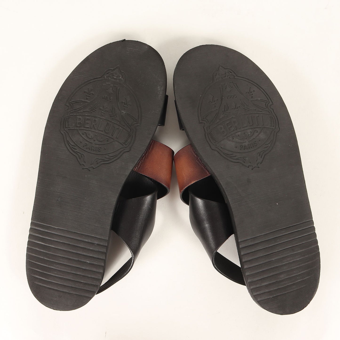 スクリット カリグラフィー レザー ストラップ サンダル (Shadow Sandal)