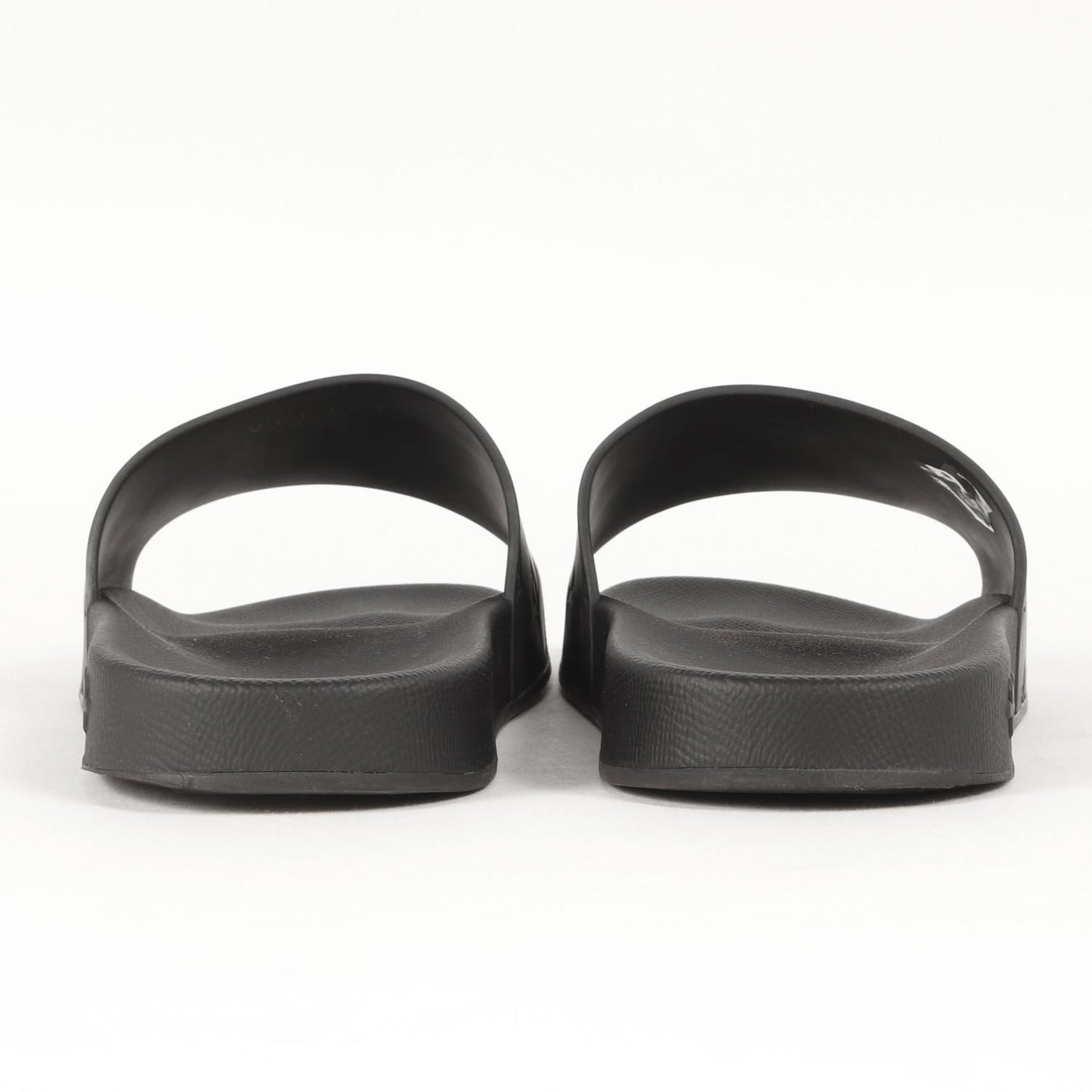 ウォーターフロント エンボス モノグラム ラバー スライド サンダル (VS1210)