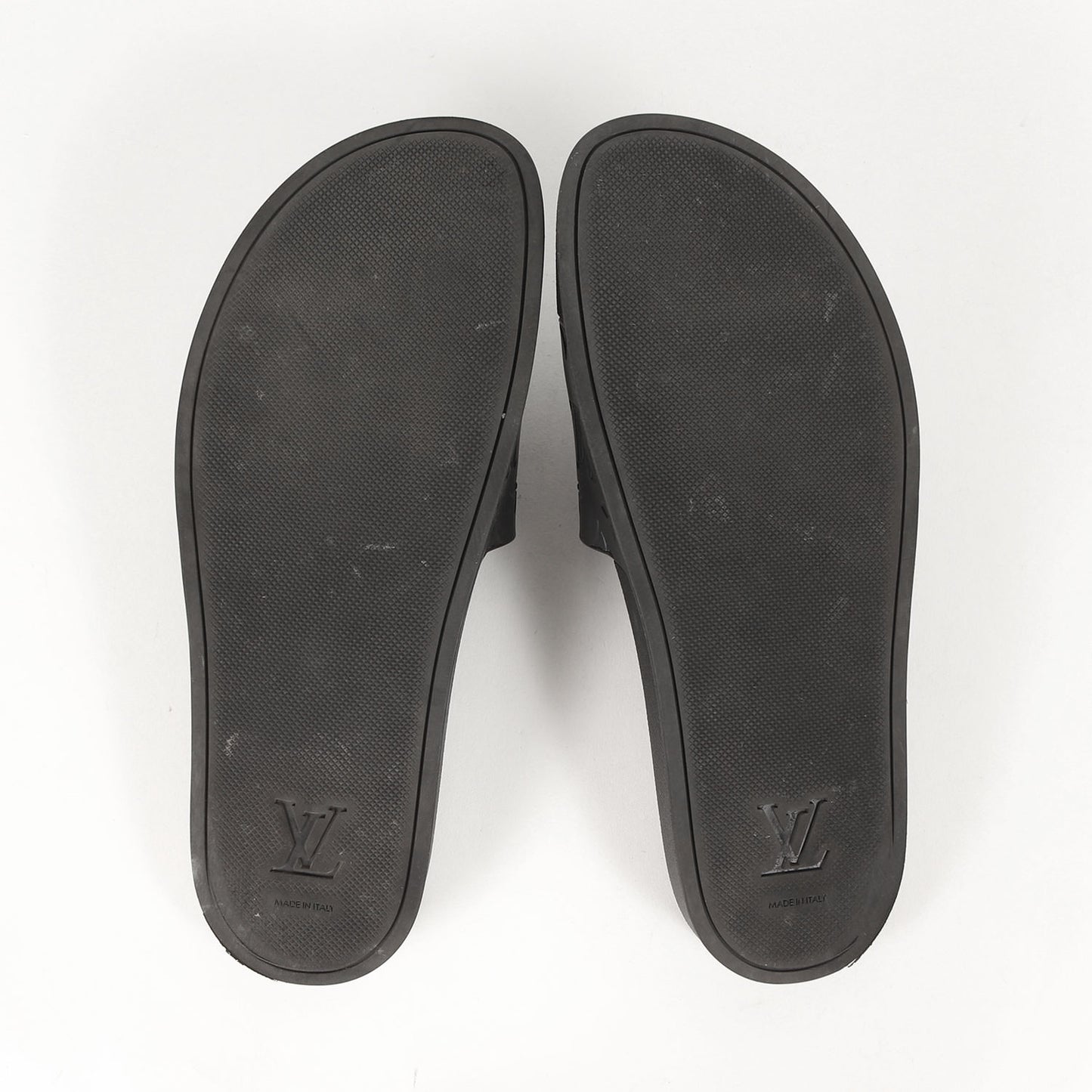 ウォーターフロント エンボス モノグラム ラバー スライド サンダル (VS1210)