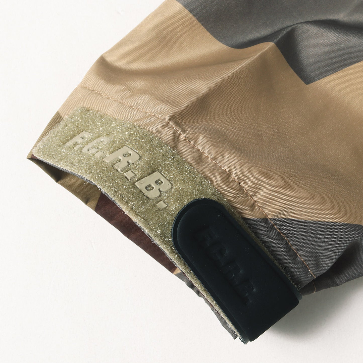 幾何学 迷彩 プラクティス ナイロン パーカー (CAMOUFLAGE PRACTICE JACKET)