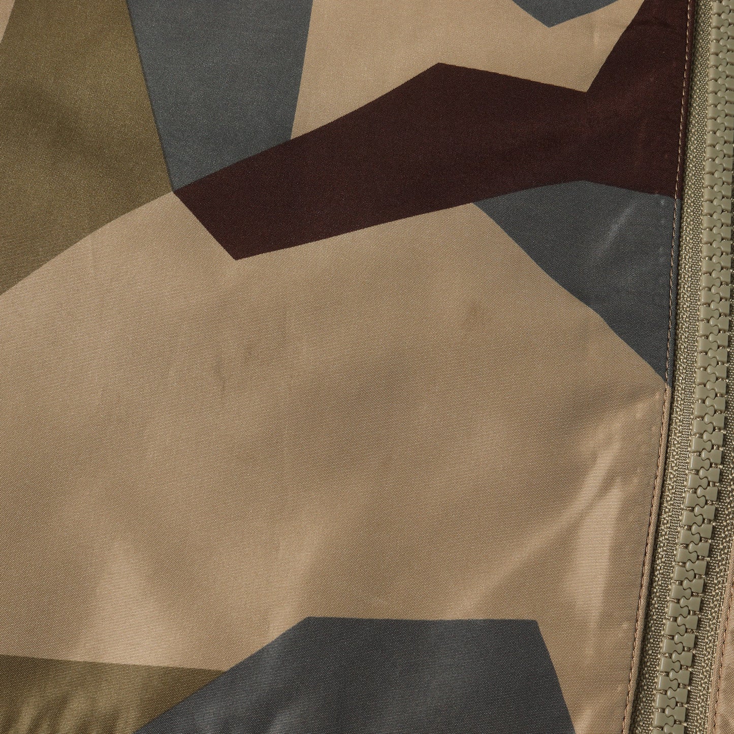 幾何学 迷彩 プラクティス ナイロン パーカー (CAMOUFLAGE PRACTICE JACKET)