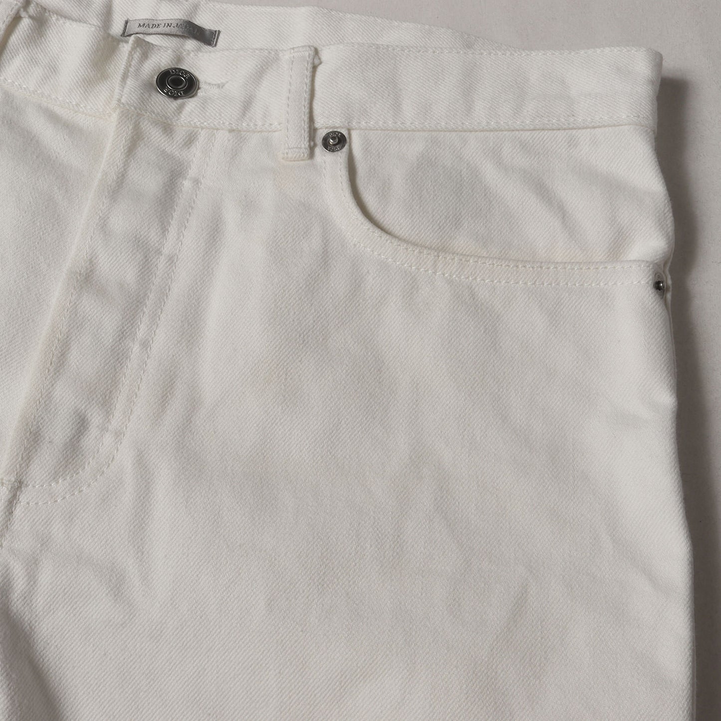 21AW ×Sacai コラボロゴワッペン 裾スナップボタン ホワイト スリム デニムパンツ 213D007AY508