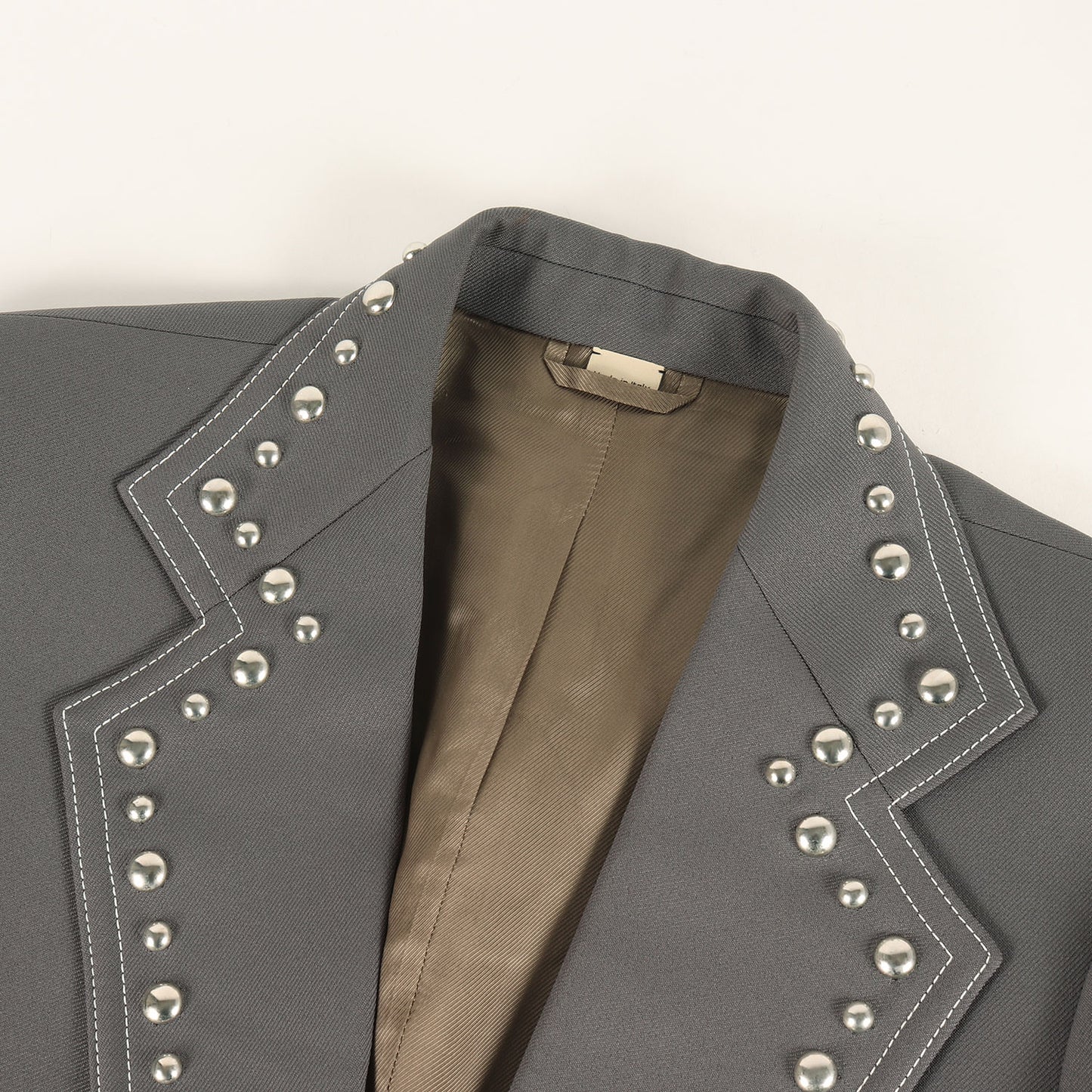 スタッズ付き ポリツイル 2B テーラード ジャケット (Fluid Drill Studded Jacket) 710897 ZAKGX