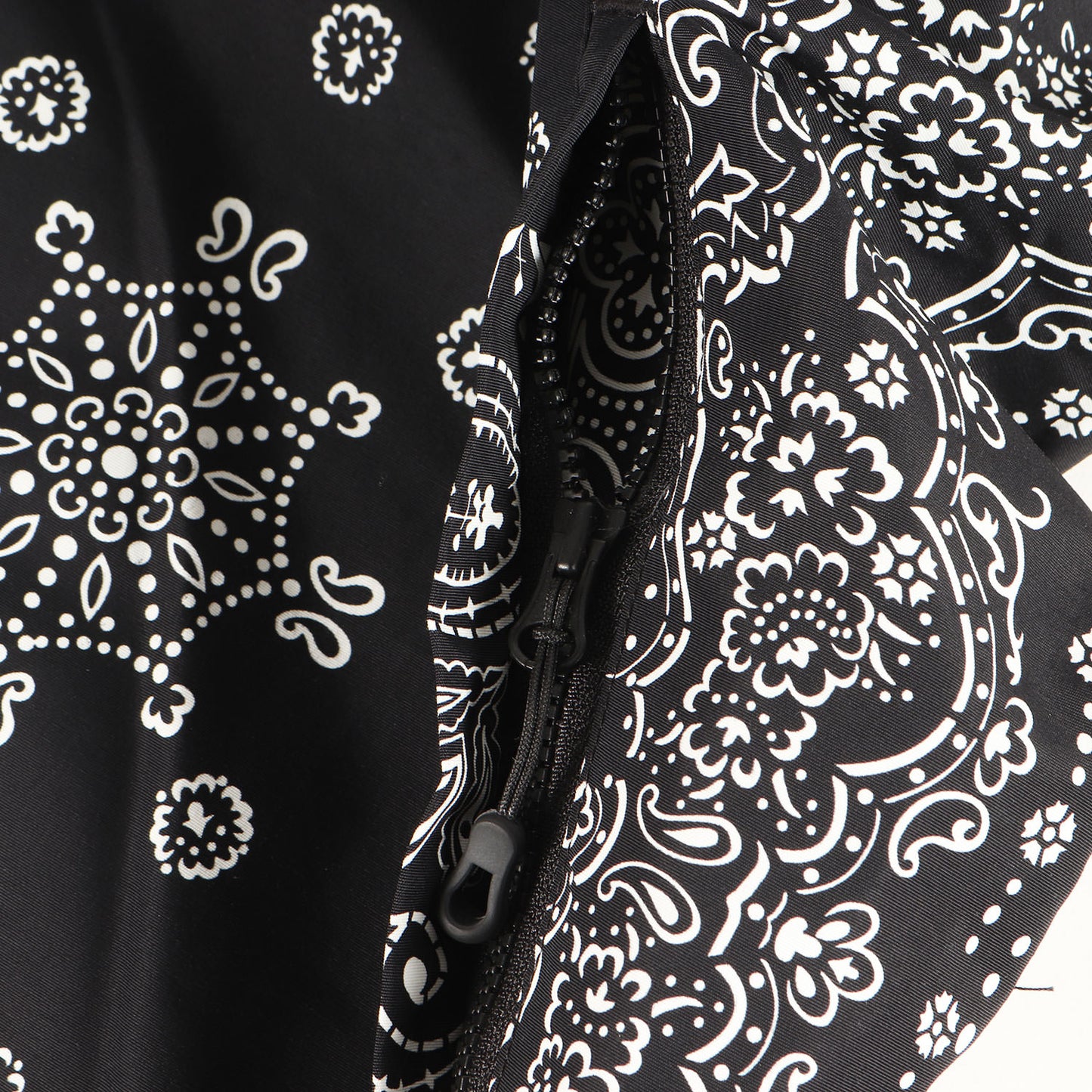 ペイズリーモノグラム バックロゴ フーデッド ナイロン ジャケット (NYLON HOODED BLOUSON)