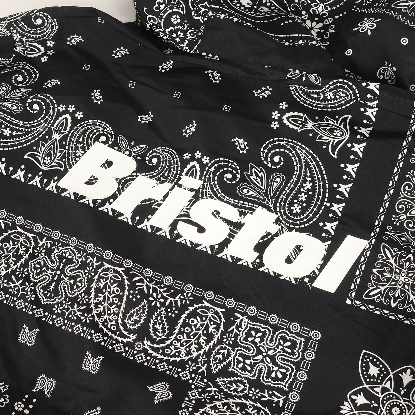 ペイズリーモノグラム バックロゴ フーデッド ナイロン ジャケット (NYLON HOODED BLOUSON)