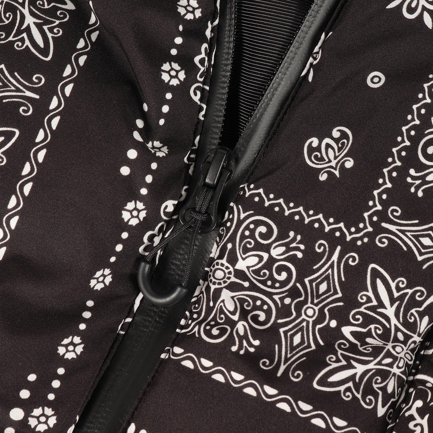 バンダナ柄 ナイロン ベンチ ダウンジャケット (DOWN BENCH PARKA)