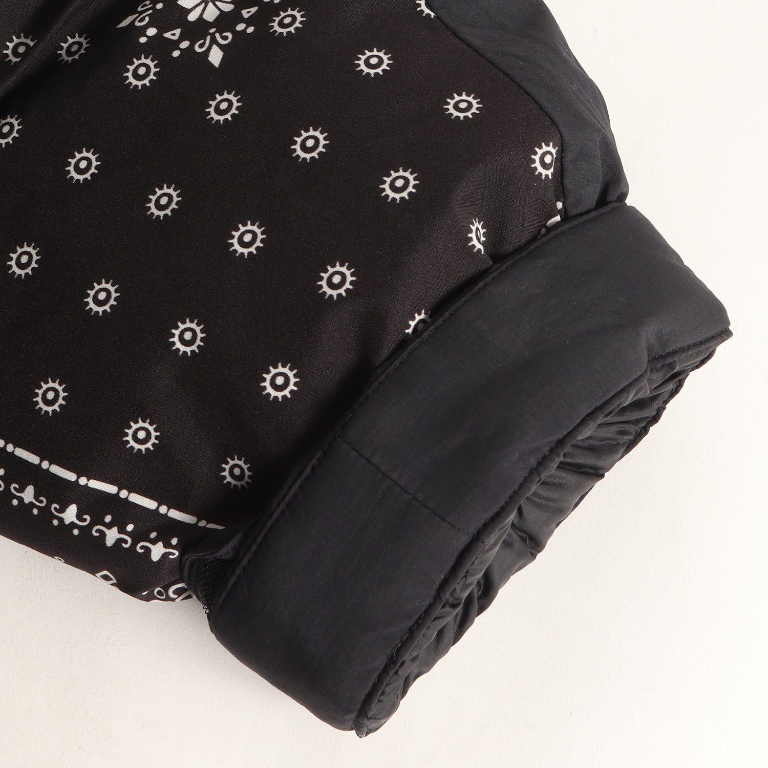 バンダナ柄 ナイロン ベンチ ダウンジャケット (DOWN BENCH PARKA