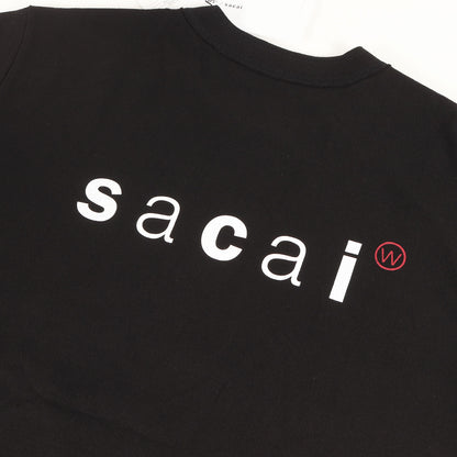 24AW ×Sacai コラボロゴ プリント クルーネック Tシャツ (PRINT T-SHIRT SS COTTON)