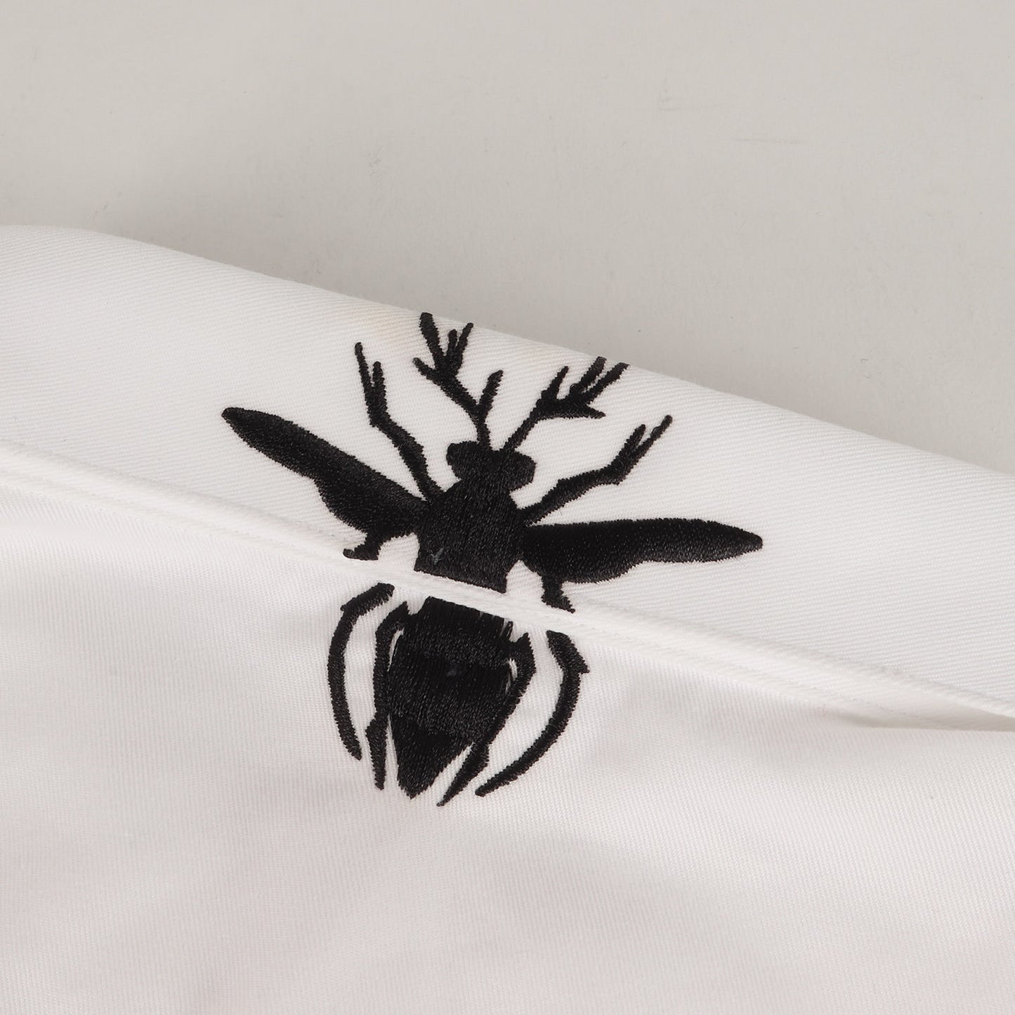 Bee 刺繍 比翼ボタン ドレスシャツ