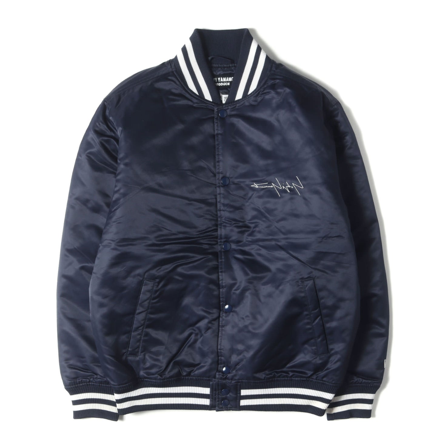×NEW ERA バックイラスト ナイロン サテン スタジャン (NYLON VIRSITY JKT)