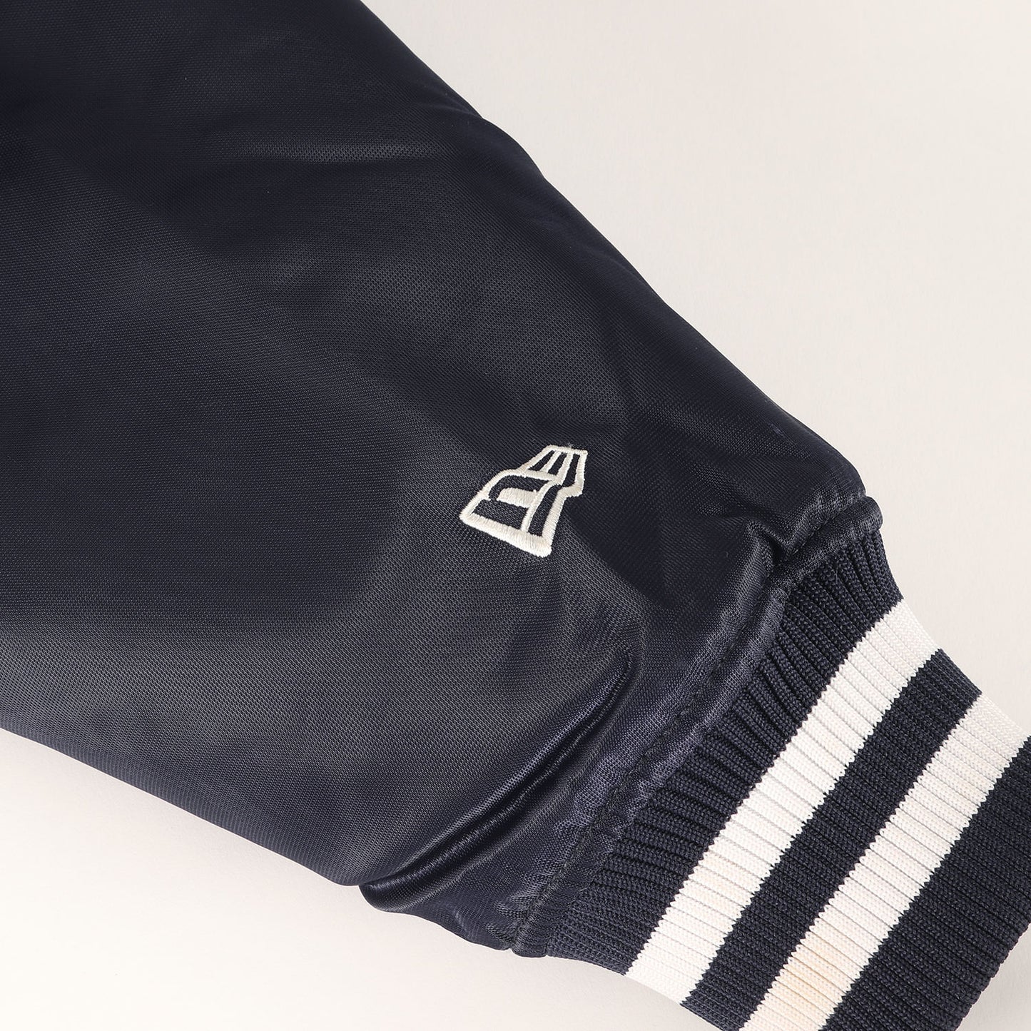 ×NEW ERA バックイラスト ナイロン サテン スタジャン (NYLON VIRSITY JKT)